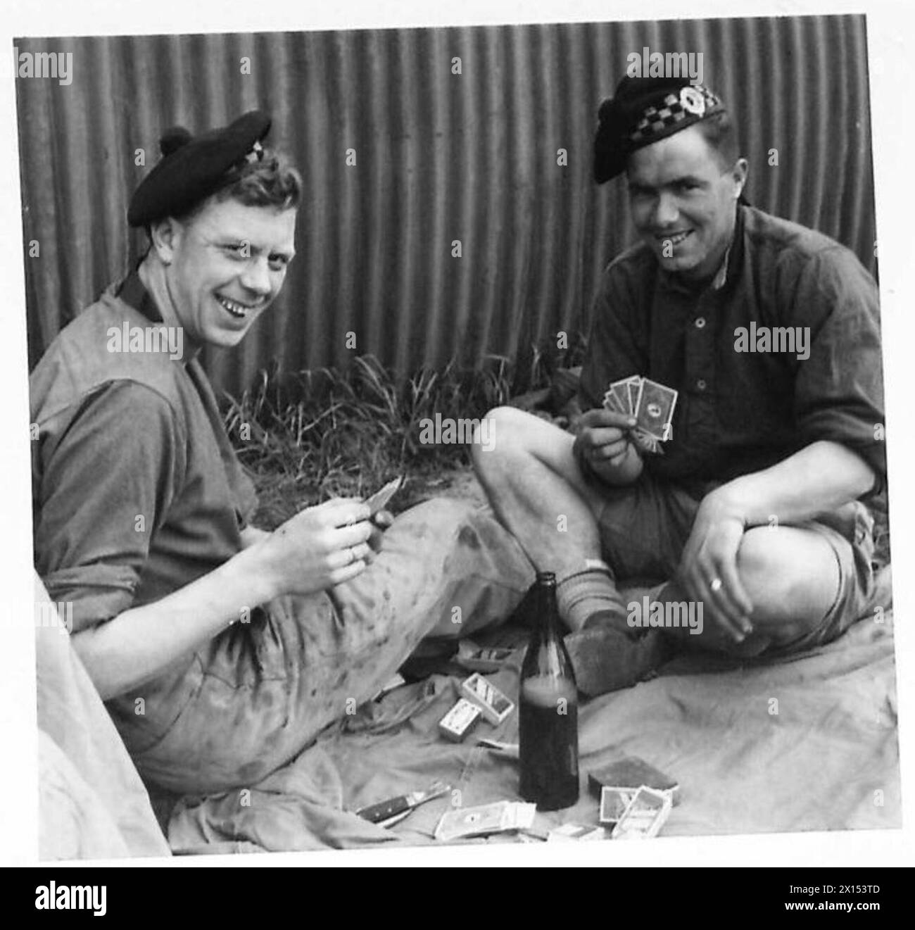 Deux alpinistes de la huitième armée : MTR. W. Carroll de Glasgow avec plus de 5 ans de service, et MTR. J. Nicholson de Plymouth avec 2 1/4 ans de service. Les deux appartiennent aux Lovats Scouts. Enregistrement photographique, armée britannique. Banque D'Images