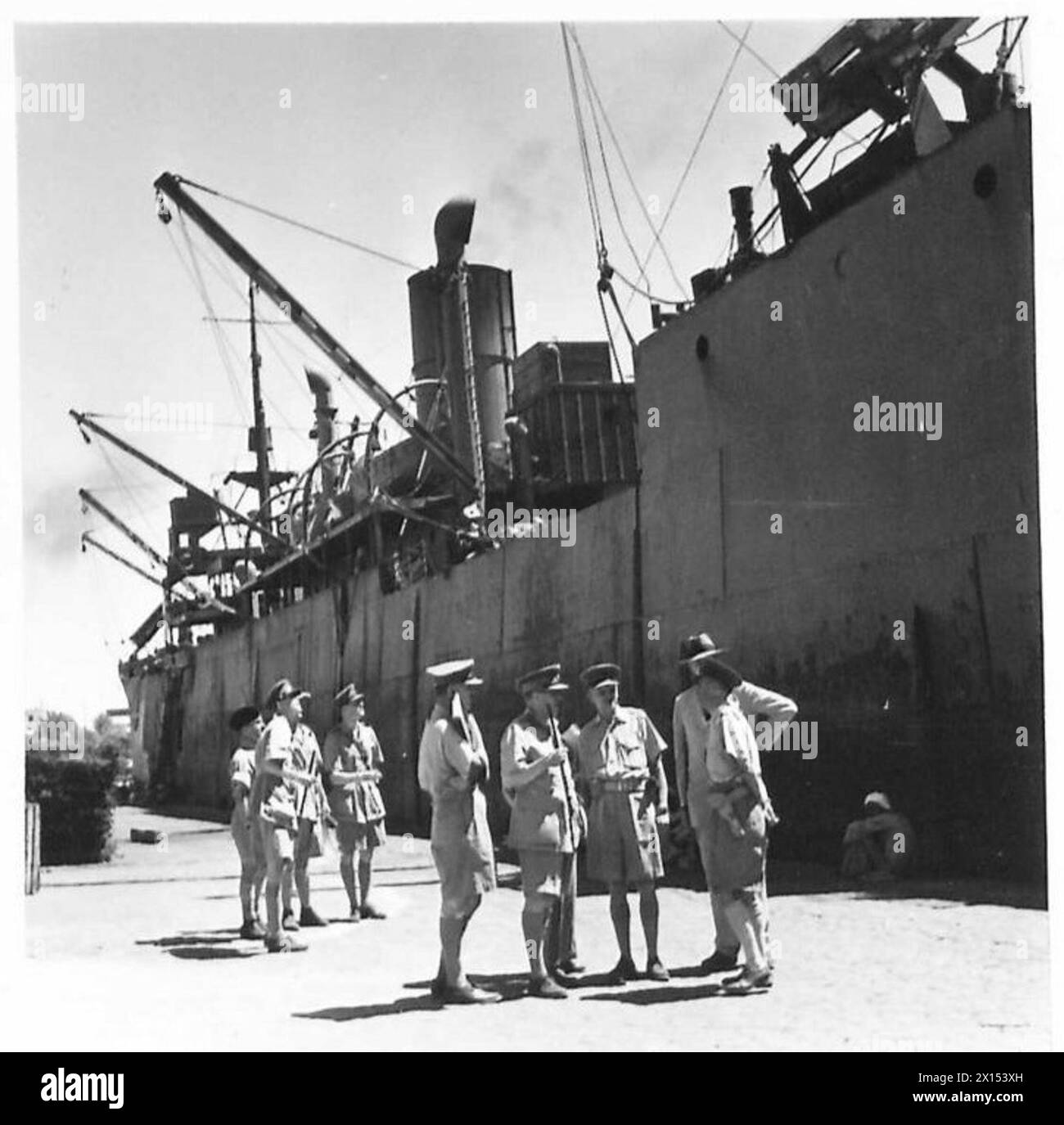 LE MINISTRE D'ÉTAT ET L'INTENDANT-GÉNÉRAL M.E. VISITENT LES QUAIS - le général Sir Robert Haining et le ministre d'État et du parti sur le quai, avec un navire américain en arrière-plan British Army Banque D'Images