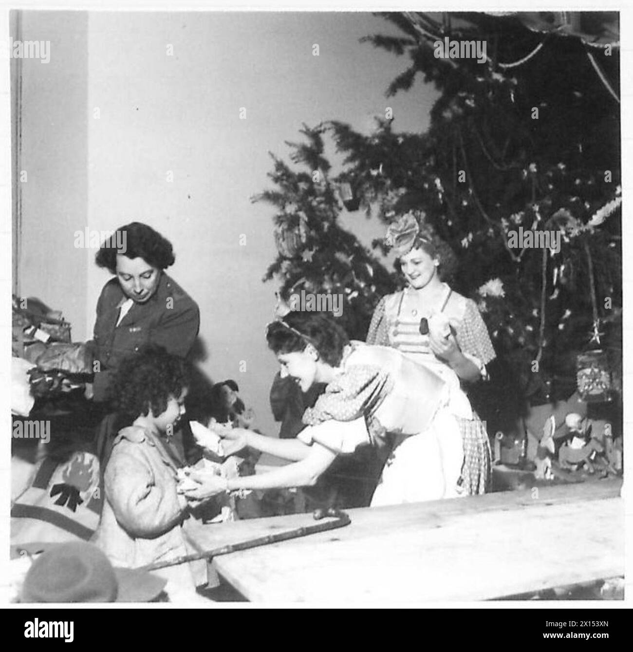 À Rome, le concert Party 'Sundowners' aide à distribuer des cadeaux lors d'une fête d'enfants en temps de guerre. Banque D'Images