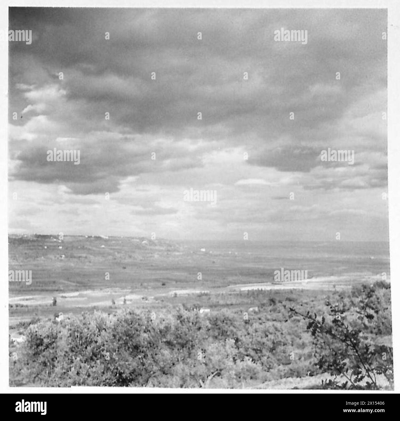 ITALIE : HUIT ARMÉES RÉGION DE LA RIVIÈRE SANGRO - Un assemblage de cinq images qui montrent, à gauche, les montagnes enneigées du Gran Sasso, un pont démoli de 19 arcs sur la rivière Sangro, et à l'extrême droite l'embouchure de la rivière, obscurcie par des arbres qui atteint la mer. Ce rapprochement couvre l'ensemble du front Sangro de l'armée britannique Banque D'Images