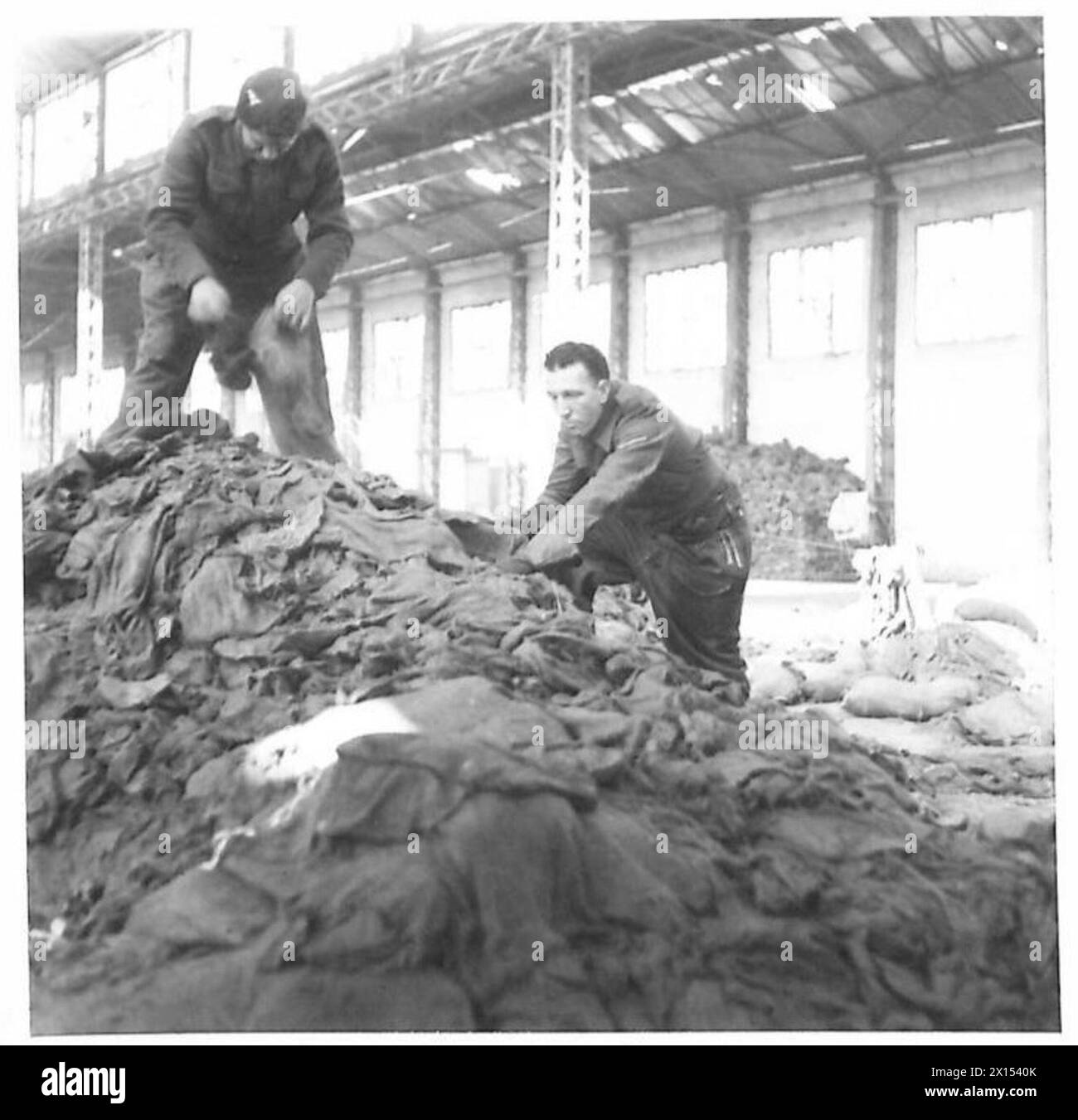 Les vieux sacs de sable sont triés par l'armée britannique pour être réutilisés, recyclés dans des vêtements, du papier ou de l'engrais, et éliminés s'ils sont inutilisables. Banque D'Images