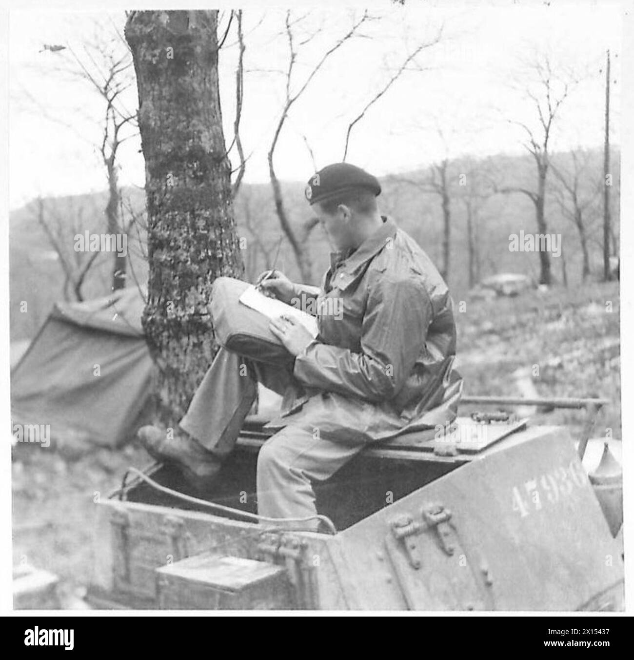 Le soldat J. Thorne de l'armée britannique écrit un aérographe depuis le front italien assis sur une voiture écossaise, illustrant la correspondance en temps de guerre pendant le service actif. Banque D'Images Le soldat J. Thorne de l'armée britannique écrit un aérographe depuis le front italien assis sur une voiture écossaise, illustrant la correspondance en temps de guerre pendant le service actif. Banque D'Images