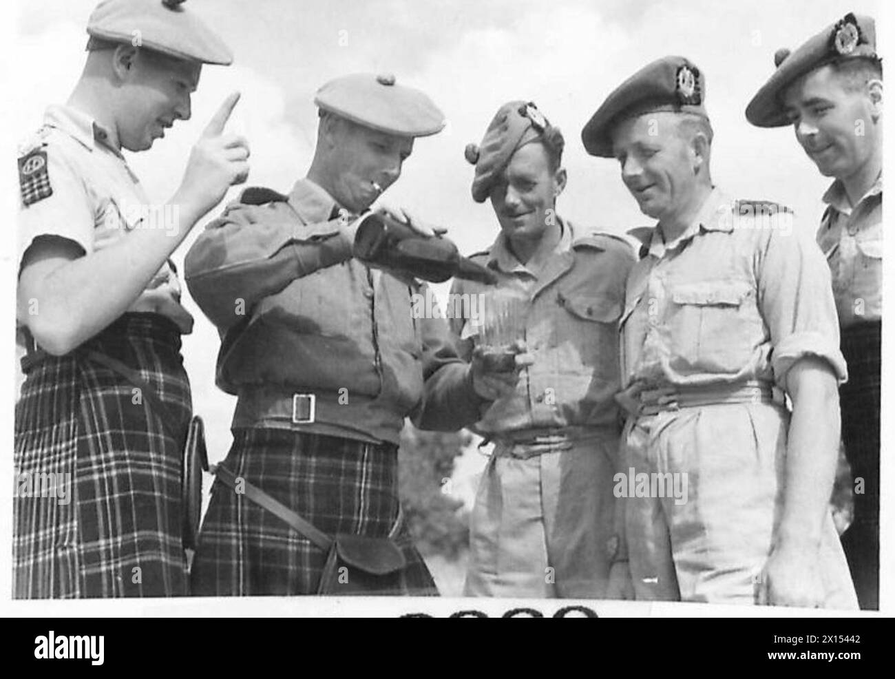 Capitaine W. Mile, quartier-maître du 5th Camerons, distribuant des rations de rhum aux soldats de la 8e armée britannique. Banque D'Images
