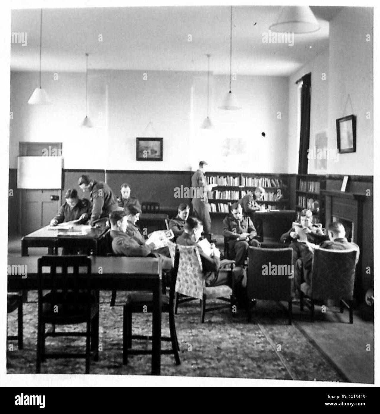 Les membres d'un bataillon de jeunes soldats sont vus dans la salle de loisirs. Banque D'Images