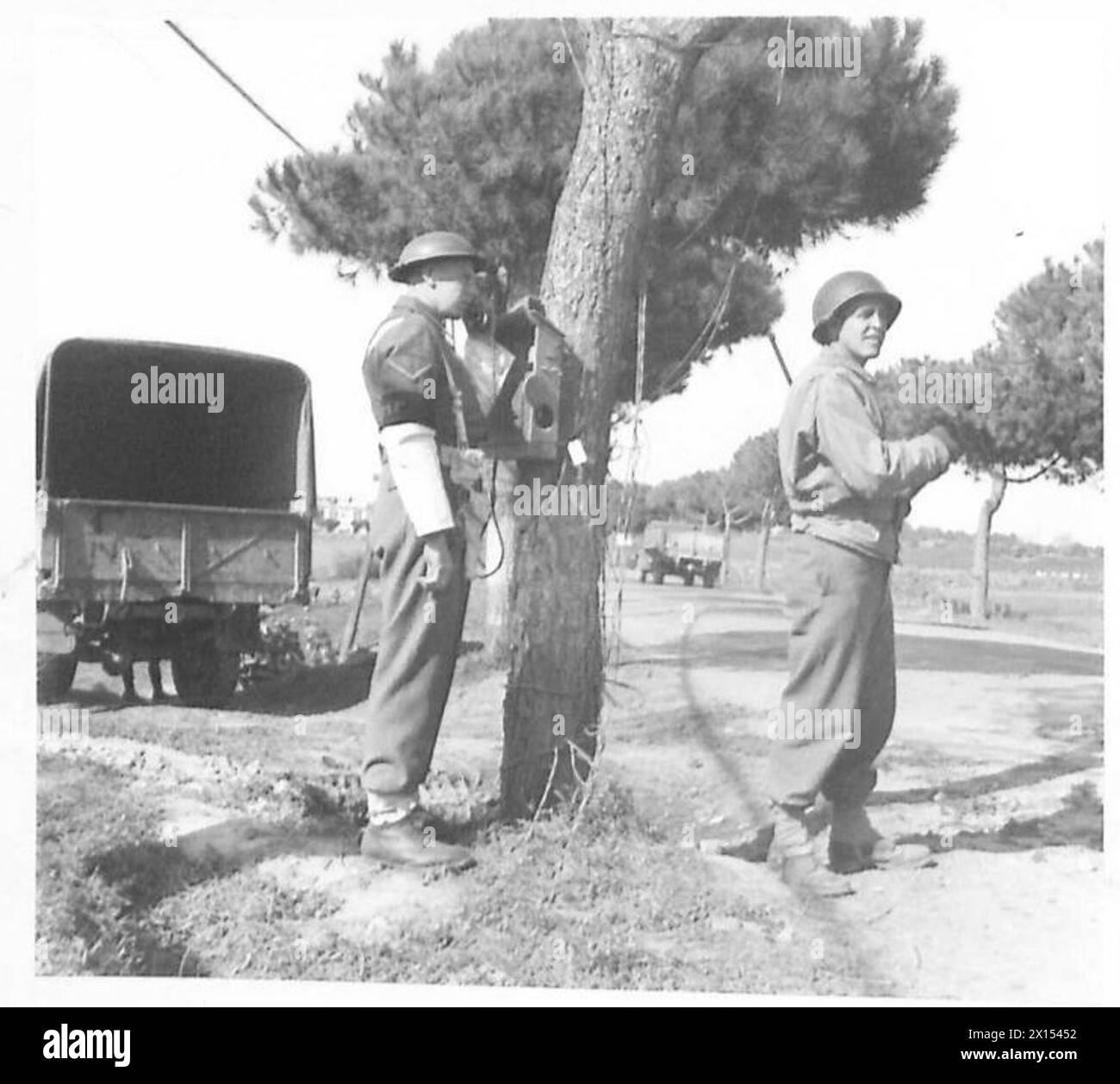 Les policiers militaires britanniques et américains coordonnent à la tête de pont d'Anzio pour gérer le trafic mixte. L/CPL. J. James de la 1re division britannique est en service avec le PFC Arthur L. Leblang de Yonkers, New York. Banque D'Images