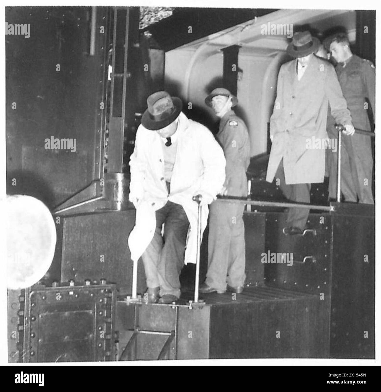 Deux éditeurs américains descendent après avoir inspecté un canon transmanche dans les défenses sud-est de l'armée britannique. Banque D'Images