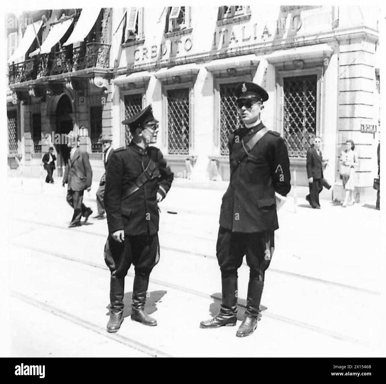 La police de la circulation de Trieste porte l'étoile rouge des forces de Tito au-dessus de leur insigne de casquette, ressemblant à des carabiniers, après la libération par la 8e armée britannique. Banque D'Images