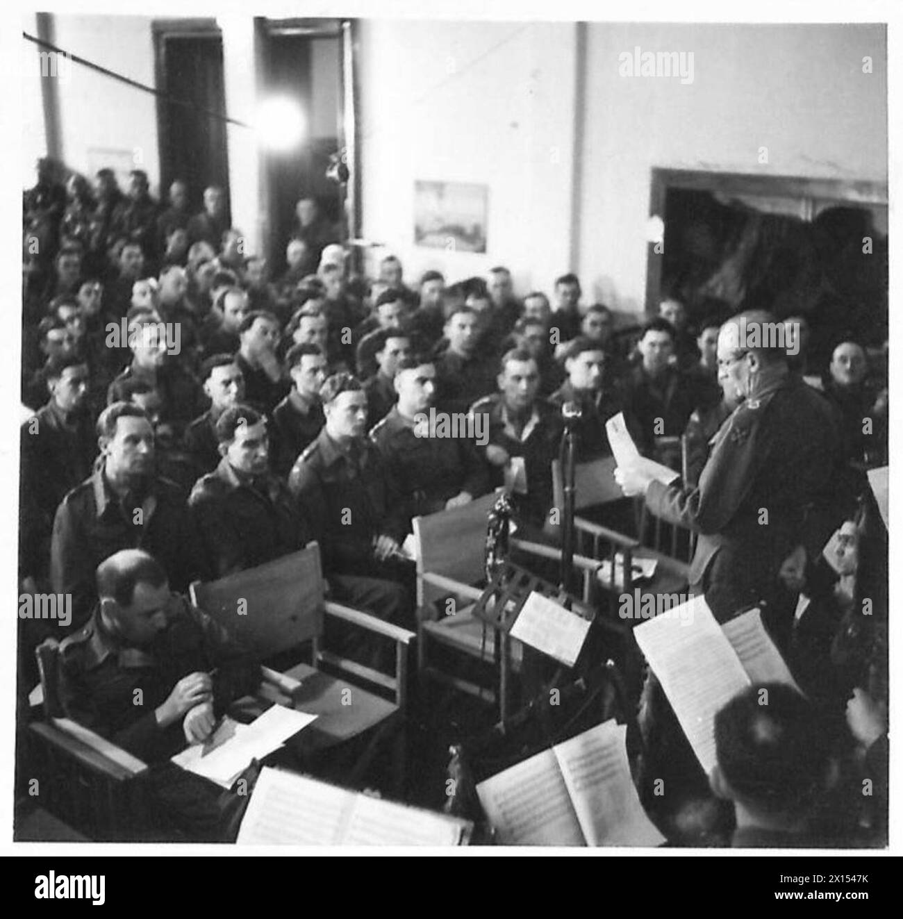 Le maréchal Montgomery délivrant un message de Noël à ses troupes lors d'un service de chant sur le front occidental, enregistré par la BBC, 21st Army Group, British Army. Banque D'Images