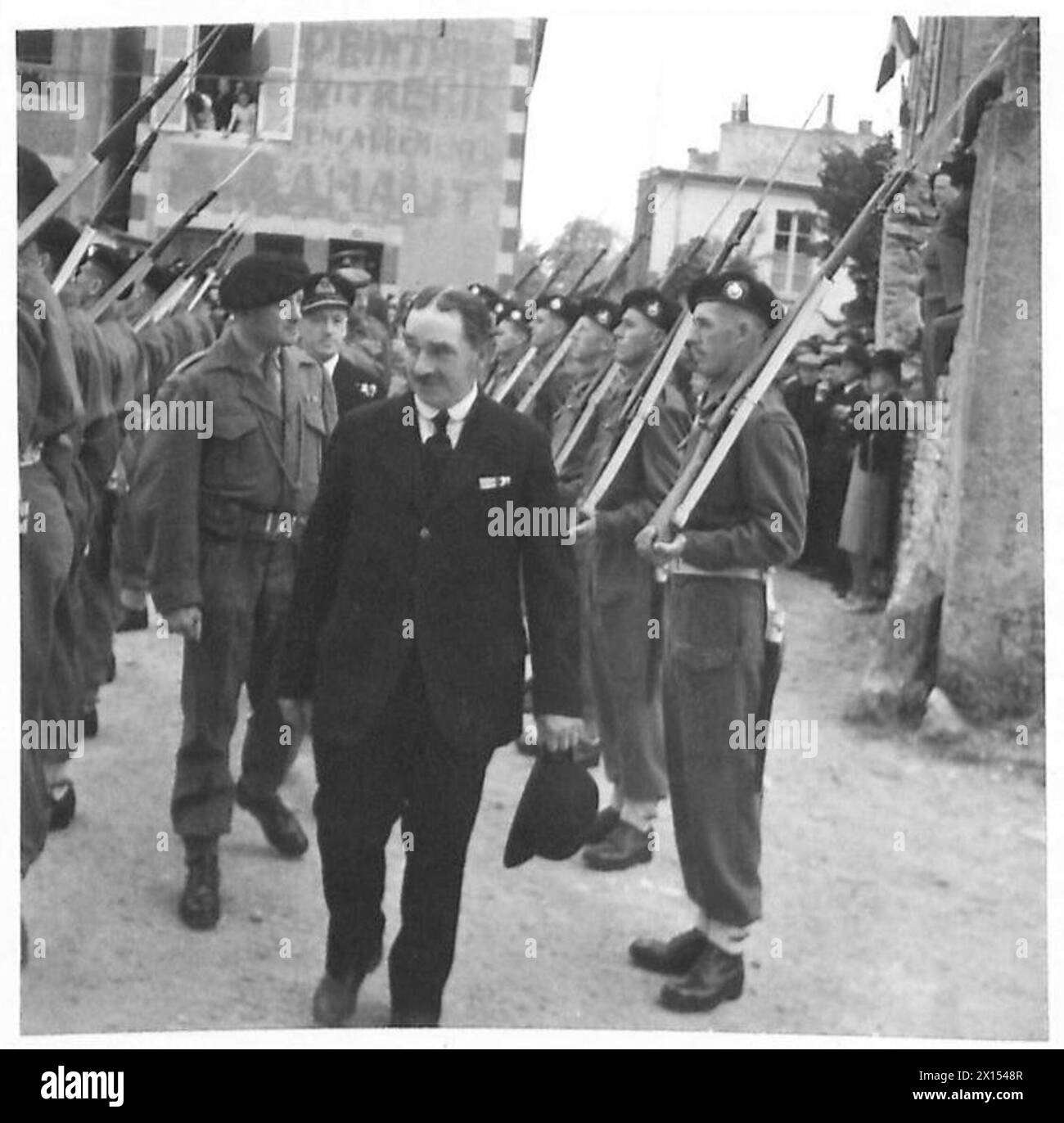 14 JUILLET CÉLÉBRATIONS À ARROMANCHES - le maire, M. constant Paris, a inspecté la Garde d'honneur de l'armée britannique Royal Marines, 21e groupe d'armées Banque D'Images