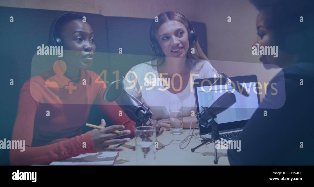 Image de notification des abonnés des réseaux sociaux sur trois femmes diverses faisant podcast Banque D'Images