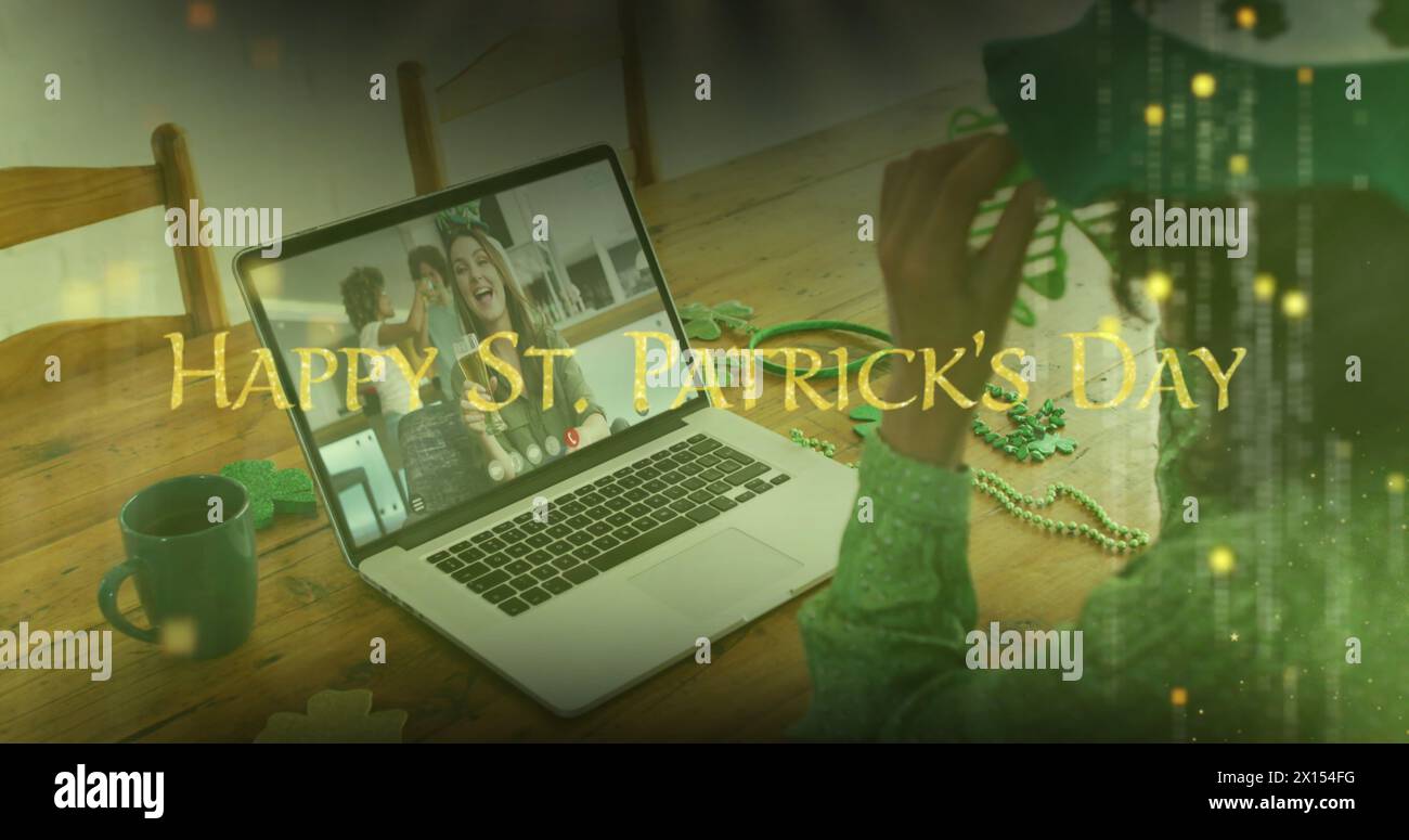 Texte de la St patricks Day contre une femme portant des lunettes Shamrock tout en ayant un appel d'image à la maison Banque D'Images