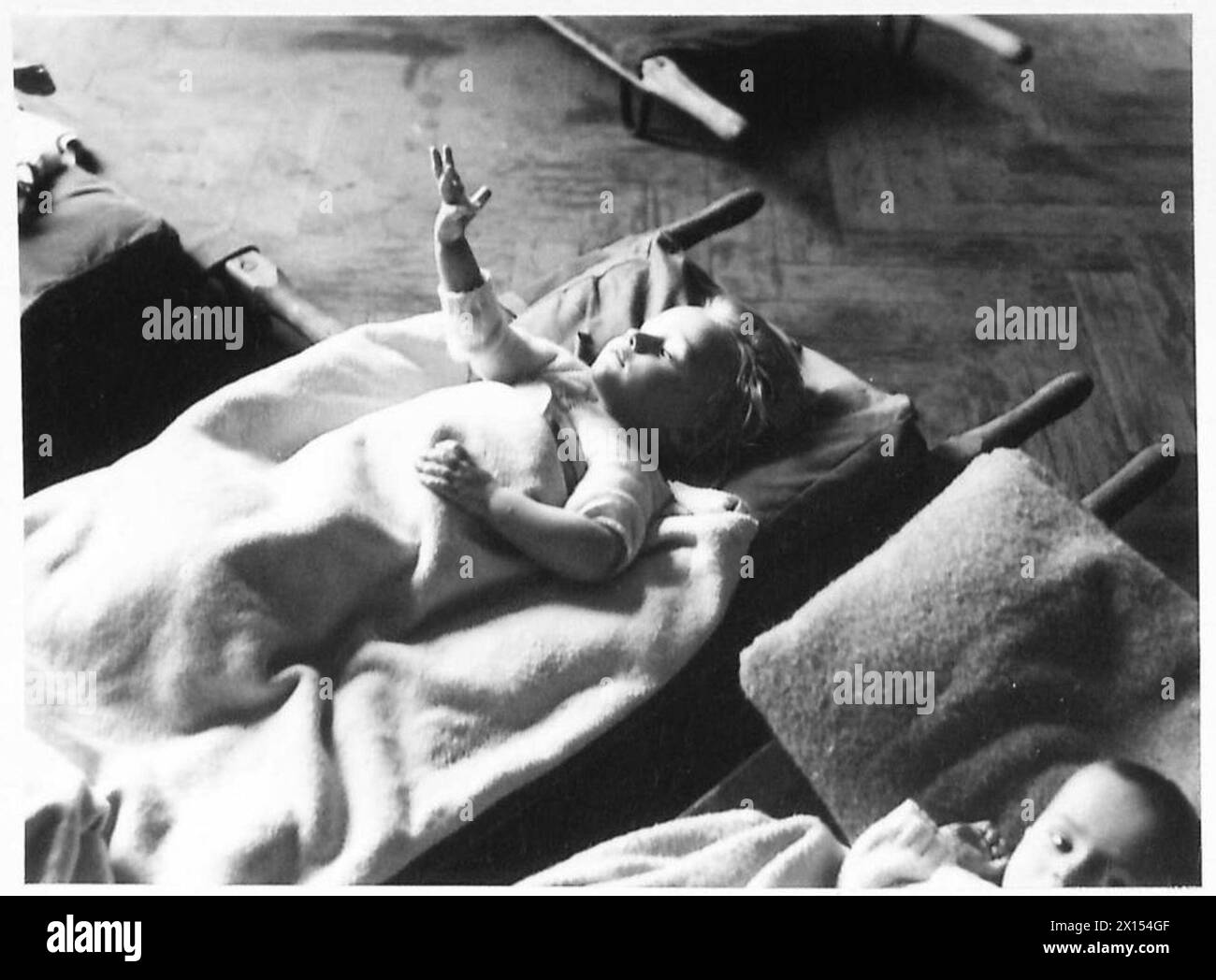 Des volontaires français et des médecins de l'armée s'occupent des orphelins de guerre souffrant de malnutrition, les aidant à imprimer des journaux gratuits sous la supervision de l'armée britannique, du 21e groupe d'armées. Banque D'Images