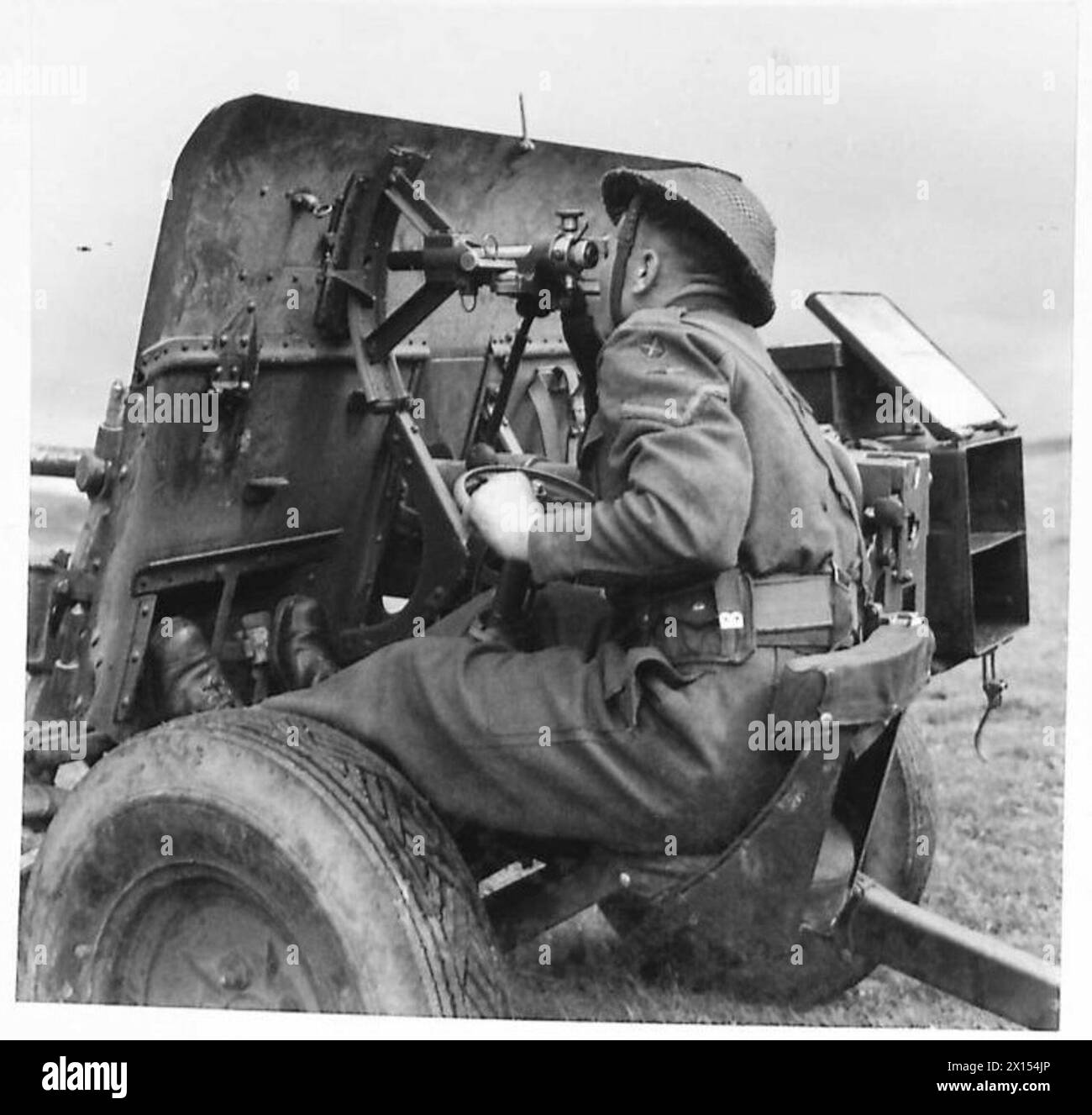 LE 2-PDR. ARME ANTI-CHAR (MARK III) - la couche de canon voyant l'arme, armée britannique Banque D'Images