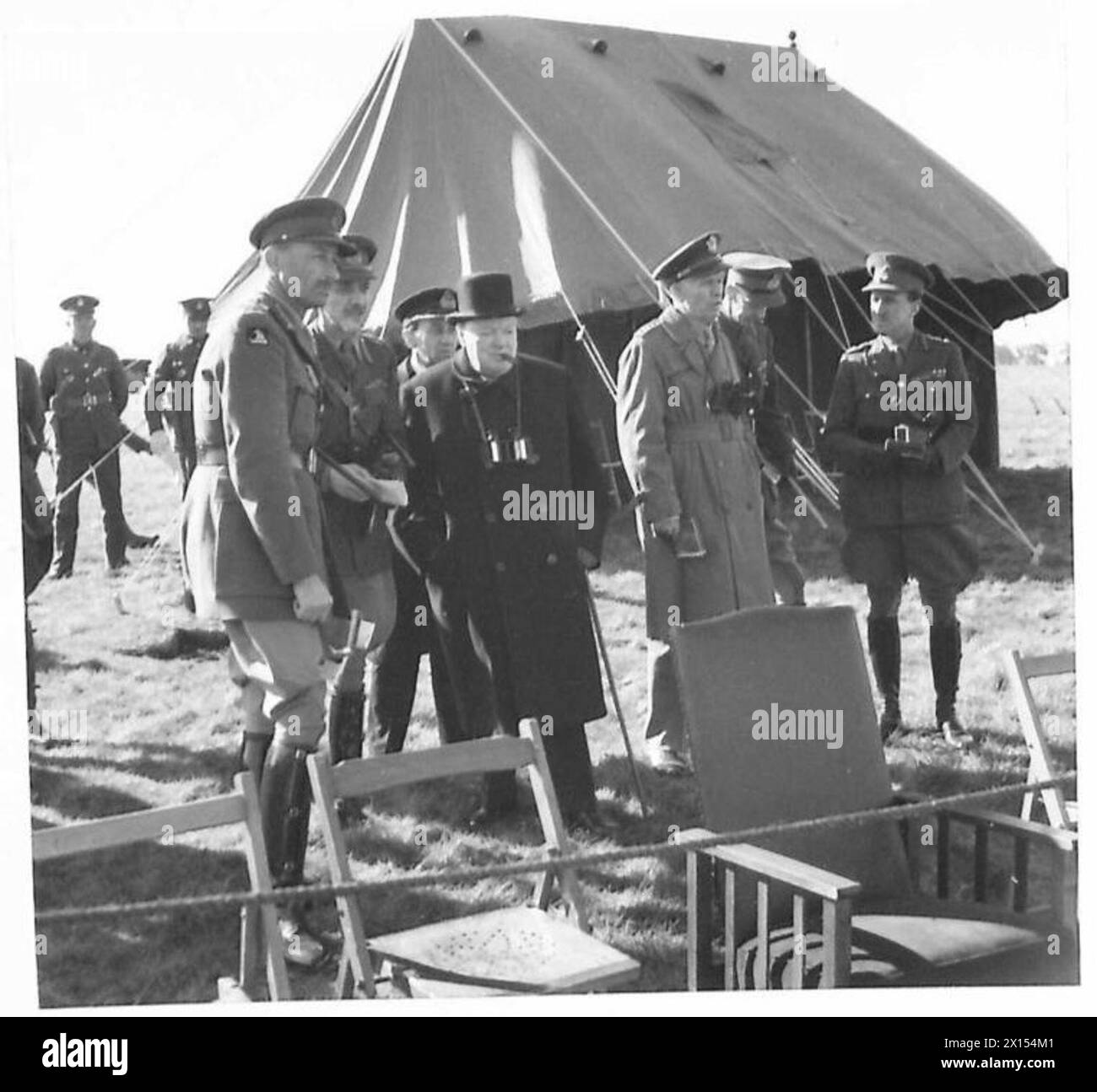 Le premier ministre et le général Marshall observent une fausse bataille aux côtés du général Bernard Paget lors d'une visite de l'armée britannique aux troupes. Banque D'Images