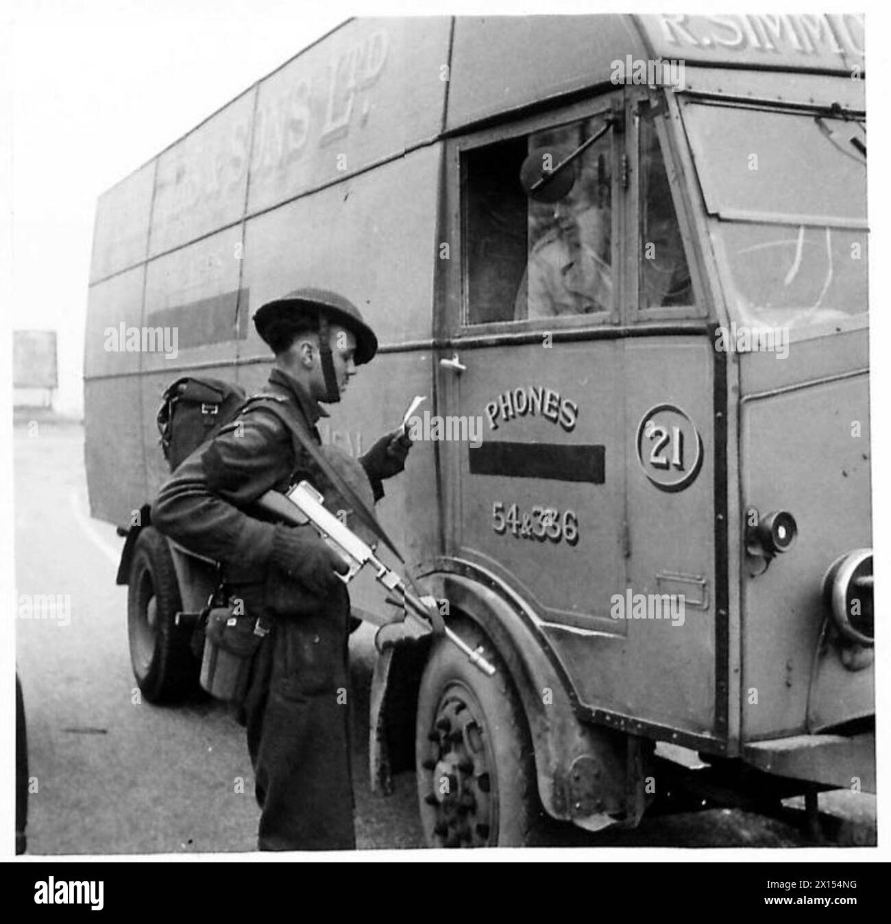 EXERCICE SPARTAN - Un soldat canadien de 'Southland' vérifie la carte d'identité d'un chauffeur de camion. Toutes les cartes d'identité civiles et militaires ont été vérifiées par l'armée britannique Banque D'Images