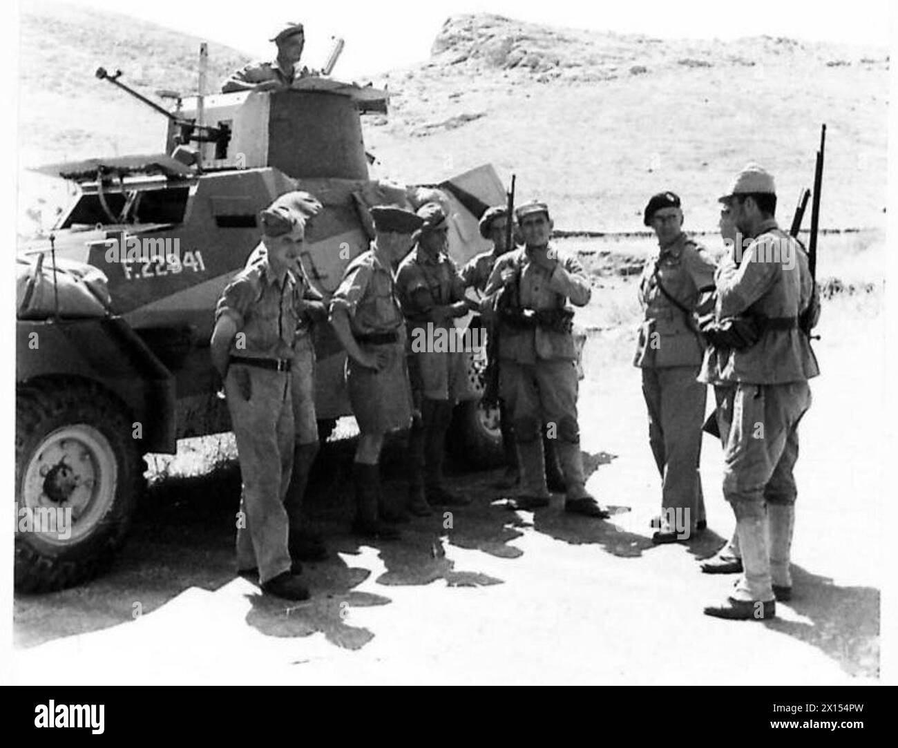 Des soldats turcs et des équipages de véhicules blindés britanniques ont interagi le long de la frontière turco-syrienne pendant l'occupation de la Syrie. Banque D'Images