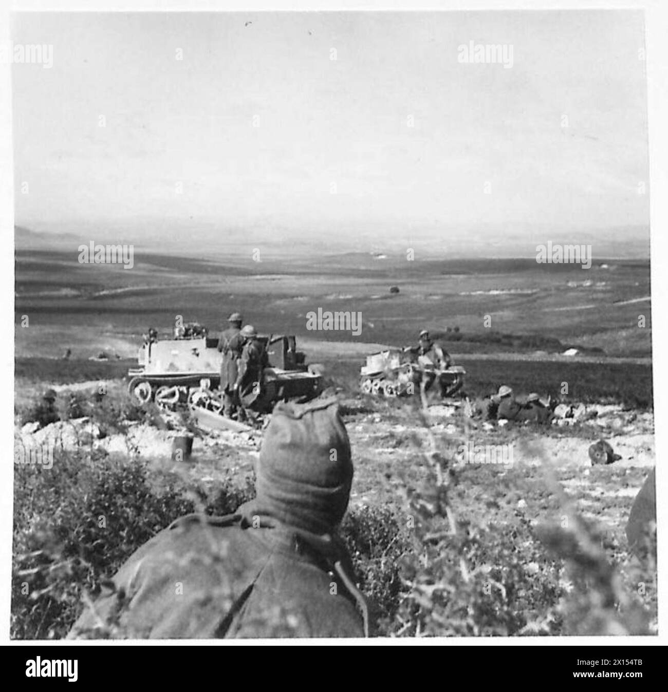 PREMIÈRE ATTAQUE DE L'ARMÉE SUR RECCE RIDGE - les porte-avions Bren se déplacent le long du sommet de Recce Ridge British Army Banque D'Images