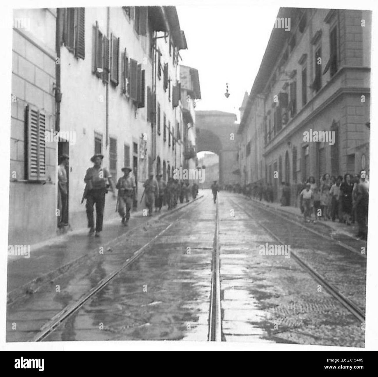 HUITIÈME ARMÉE : NETTOYAGE DES RUES À FLORENCE - Une patrouille sud-africaine se déplaçant le long des rues éparpillées de débris vers le Ponte Vecchio bloqué à travers le fleuve Arno dans l'armée britannique de Florence Banque D'Images