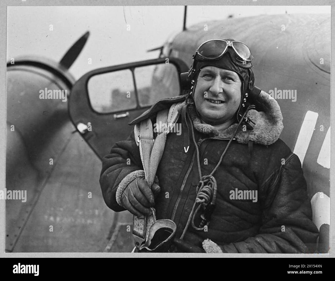 WING COMMANDER J.G.D. ARMOUR : INSTRUCTEUR DE VOL R.A.F. - après une expérience considérable dans la formation des pilotes R.A.F. en temps de paix, Wing commander John G.D. Armour - ancien Air Equerry du duc de Windsor quand Prince de Galles - est retourné au service en 1940 pour des fonctions similaires. Né en 1904, il est cadet au Royal air Force College de Cranwell à partir de 1923-25 et est attaché à l'escadron No.Ill en 1926. Il suit un cours d'instructeur de vol à la Central Flying School la même année. Il est attaché à l'Escadron aérien de l'Université d'Oxford en tant qu'instructeur de vol et retourne plus tard à Central Fly Banque D'Images