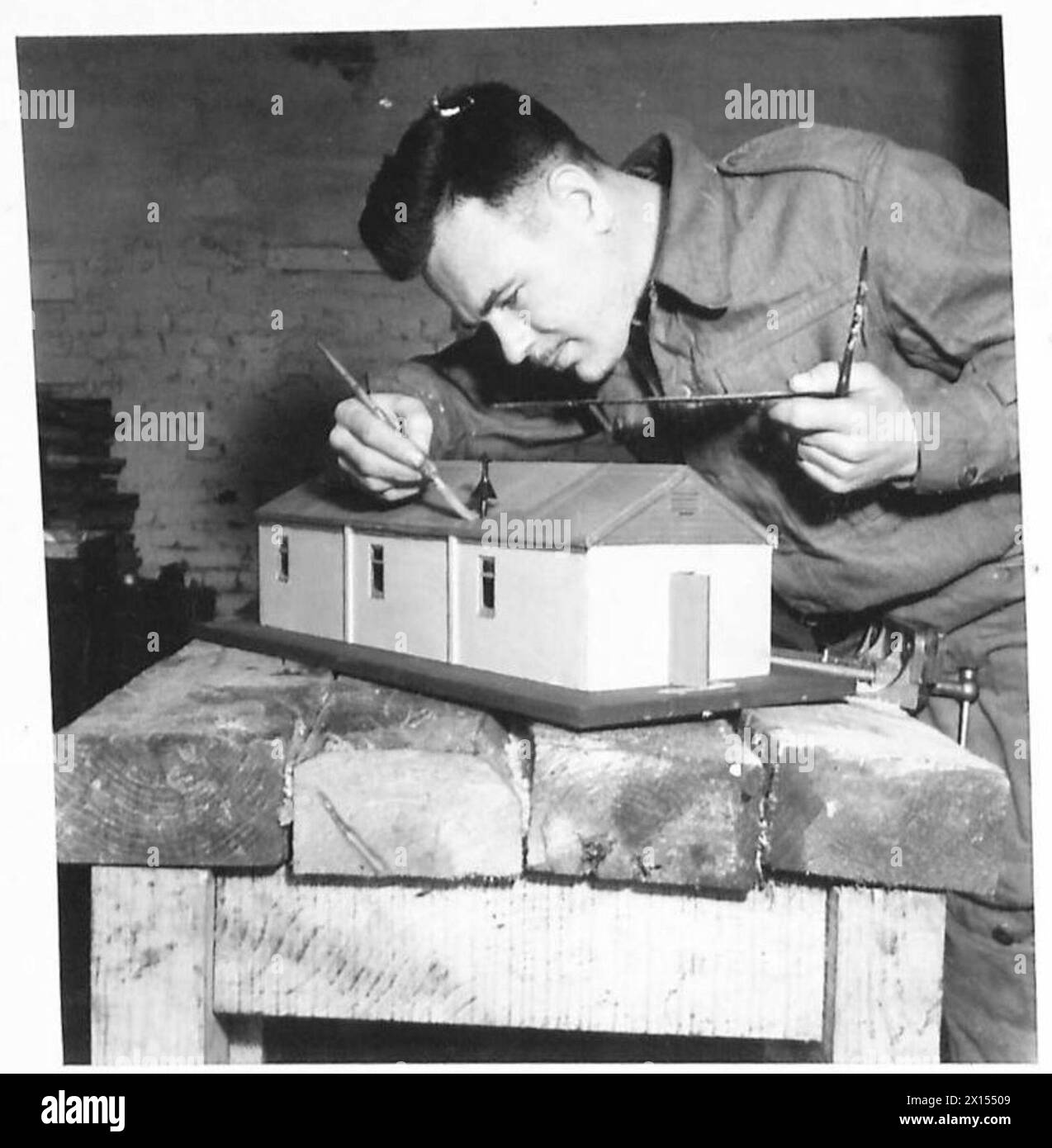 Le soldat G.M. Haig de Glasgow peint le toit d'un modèle de hutte 'Maycrete' pendant la formation d'hygiène de l'armée dans le Commandement de l'est. Banque D'Images