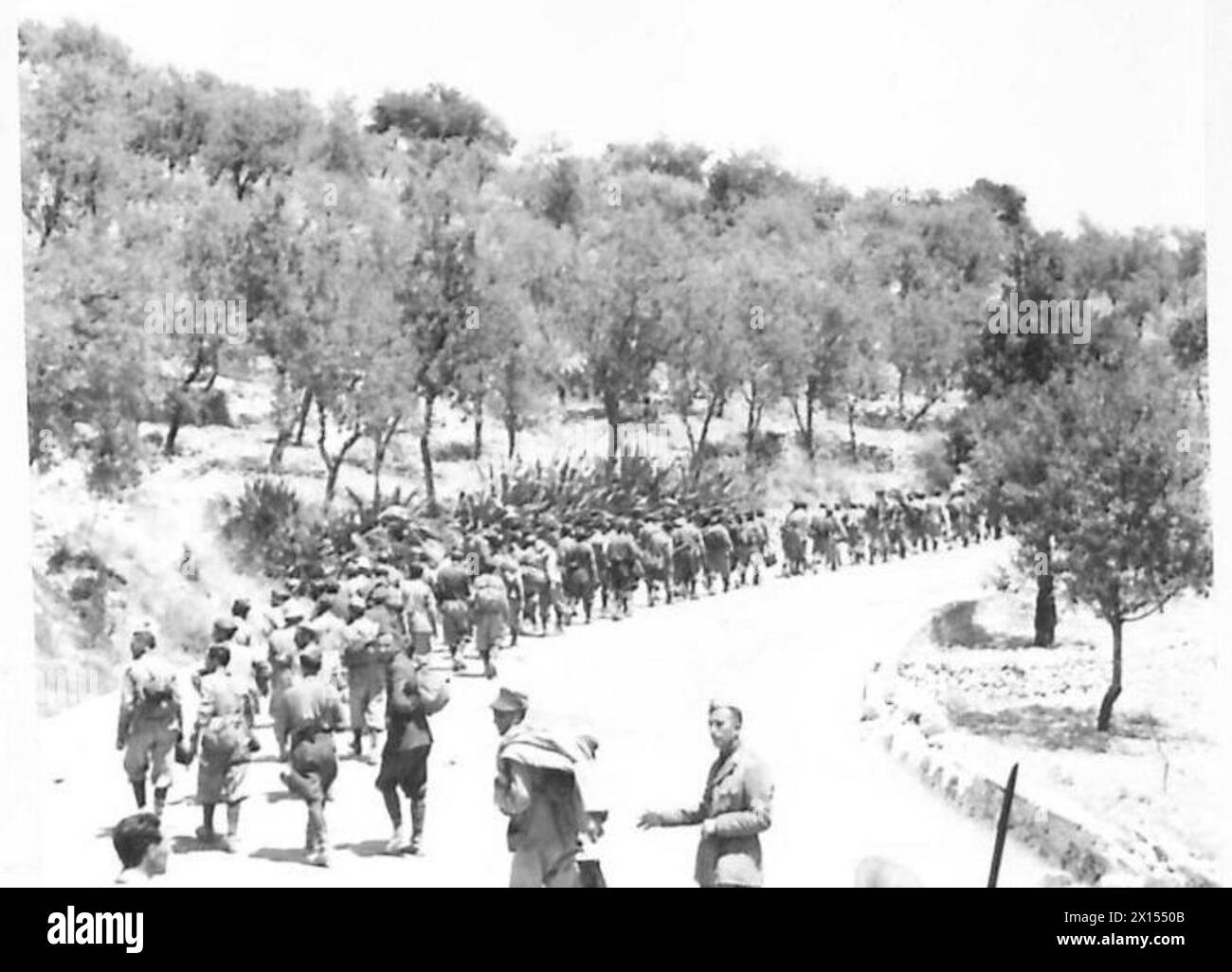 INVASION DE LA SICILE - les prisonniers italiens étant éloignés de Noto par des hommes du 9ème Bn. D.L.I Armée britannique Banque D'Images