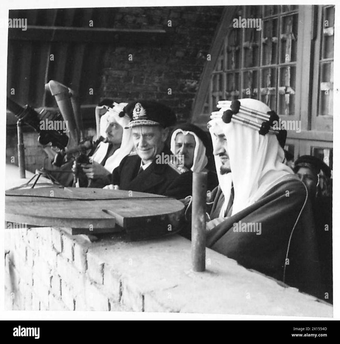 Les princes arabes émir Feisal bin 'Abd al-Aziz et son frère Khalid se sont rendus à Douvres, observant la Manche aux côtés du vice-amiral Sir Henry Pridham-Wippell, soulignant les interactions diplomatiques et militaires. Banque D'Images