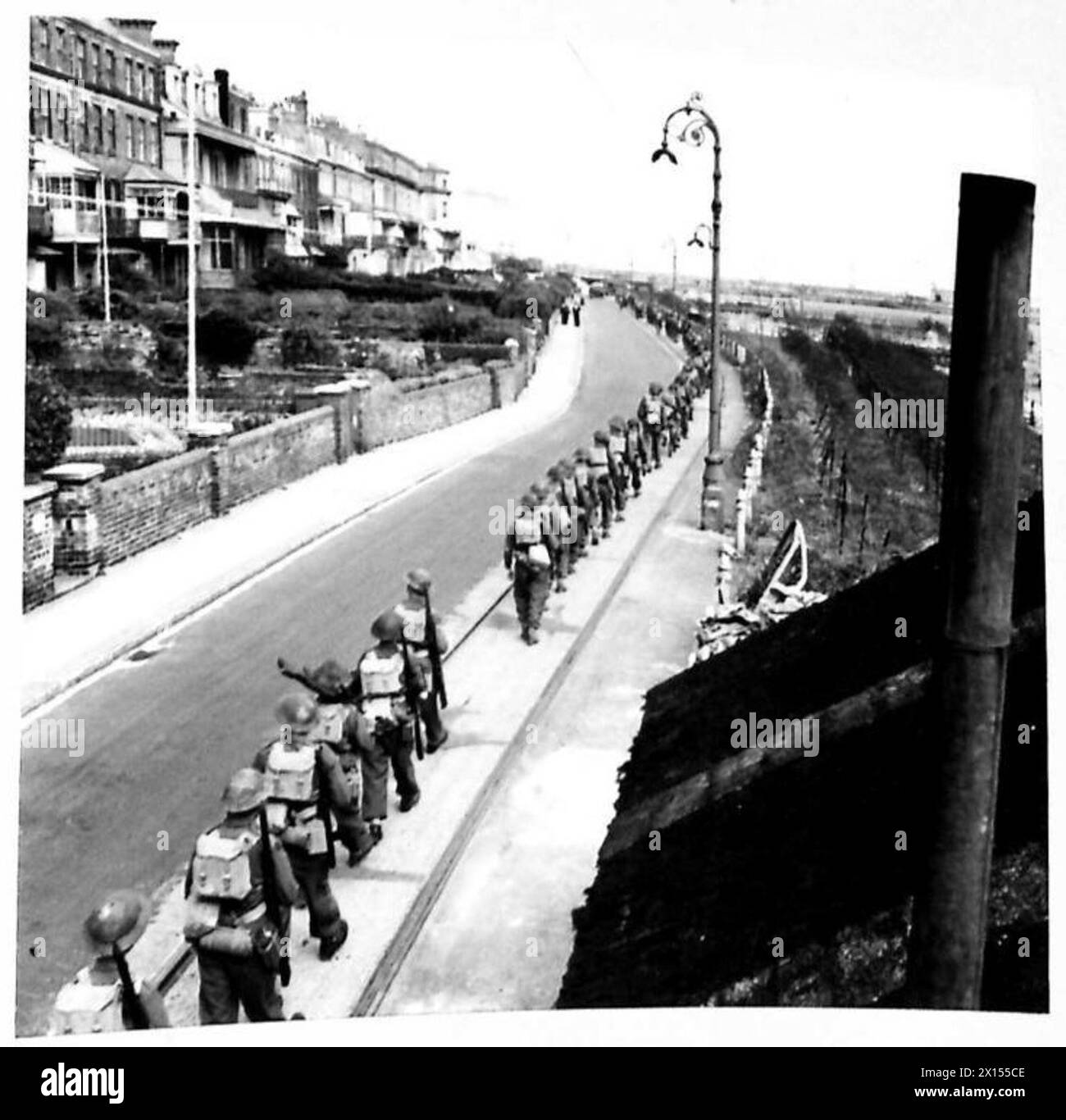 Un bataillon du South Staffordshire Regiment marche à travers une ville côtière lors d'un exercice militaire à grande échelle. Banque D'Images