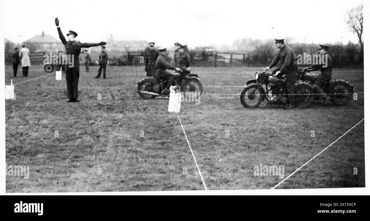 Les recrues de la police militaire sont formées au maniement des motocyclettes et au contrôle de la circulation au cours des séances d'instruction. Banque D'Images