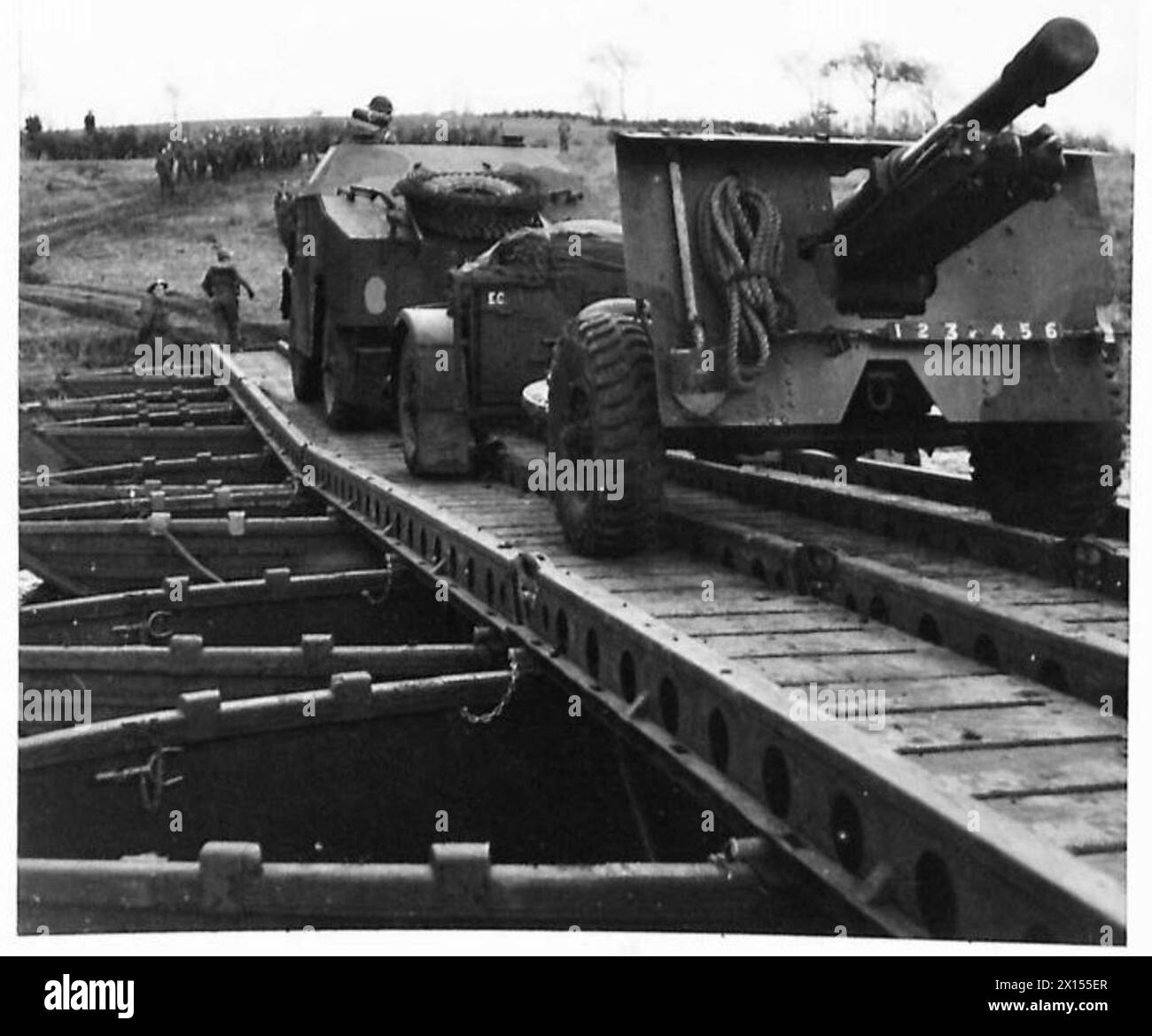 DÉMONSTRATION DE CONSTRUCTION DE PONT - Un canon de 25 livres tiré par un « Quad » traversant le pont de l'armée britannique Banque D'Images