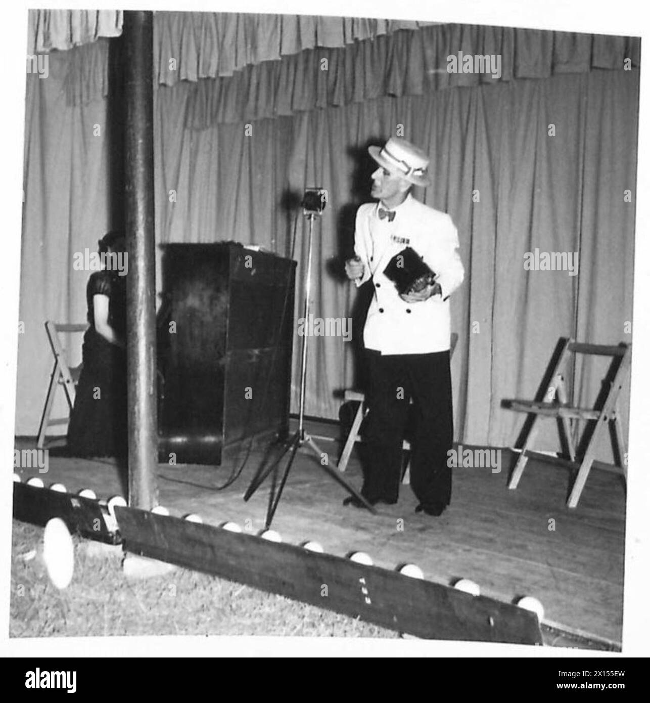 Un concert d'E.N.S.A. divertit le personnel à l'ouverture du Rye services Club, montrant des artistes se produisant et l'engagement du public dans un lieu social de guerre. Banque D'Images