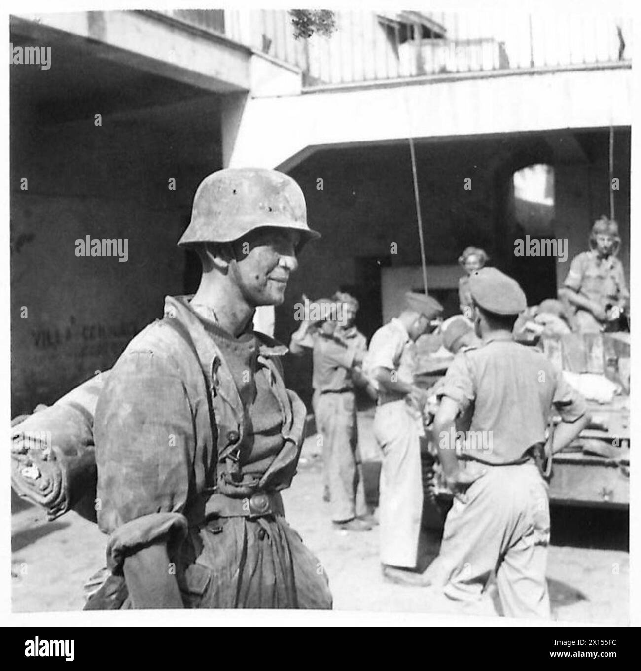 Les hommes du 1/6 Queen's Regiment capturent Scafati, faisant prisonnier de la division Hermann Goering Banque D'Images