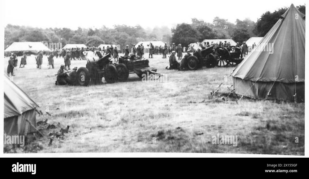 Sa Majesté le Roi visite le quartier général de l'artillerie néo-zélandaise à Burley, observant les troupes pendant les exercices. Banque D'Images
