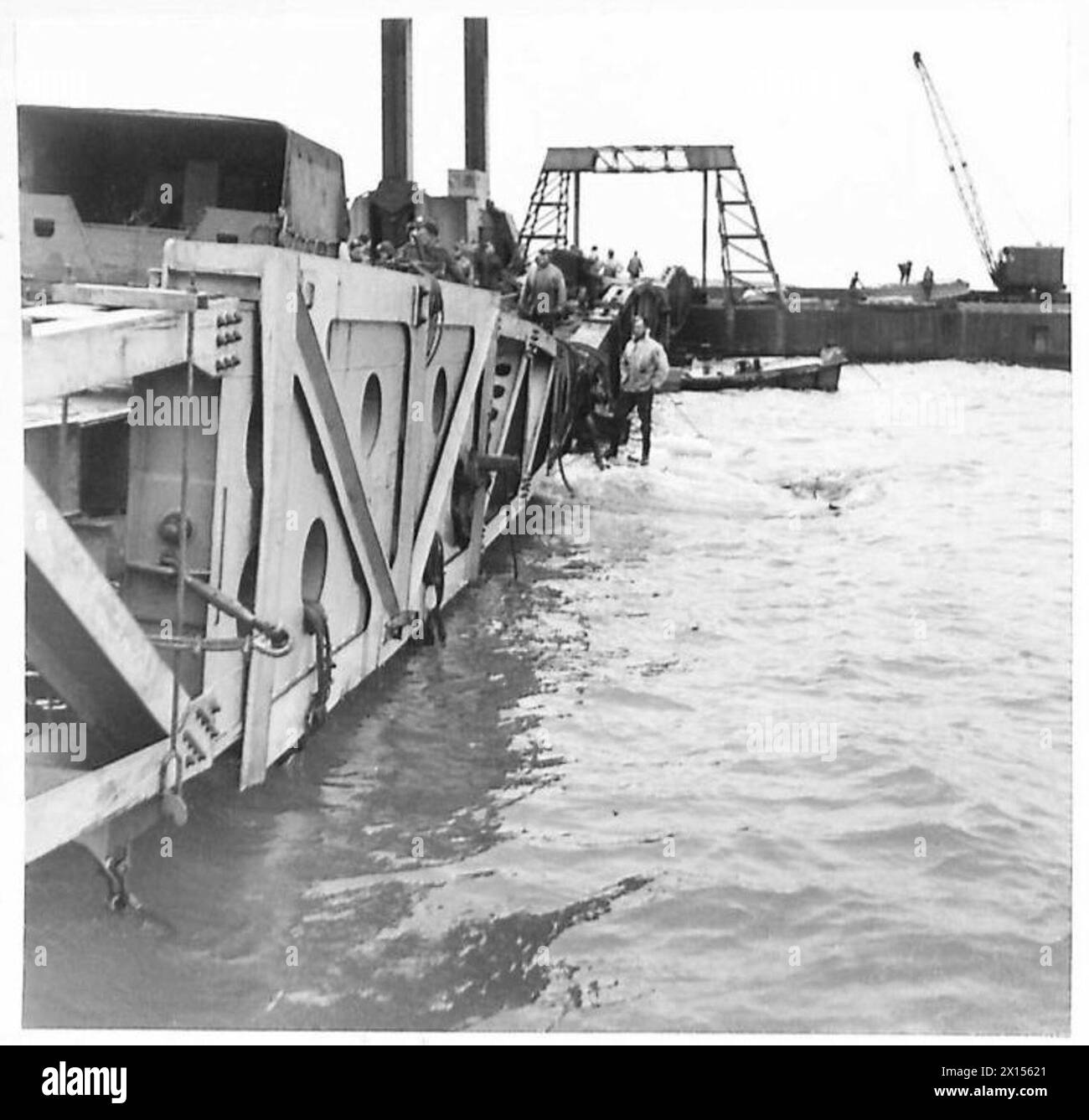 Une perle est soulevée par des ballons à air pour déplacer l'eau et restaurer sa position ; les photographies montrent l'équipement, l'emplacement des ballons, et les dommages qui en résultent, dans l'armée britannique. Banque D'Images