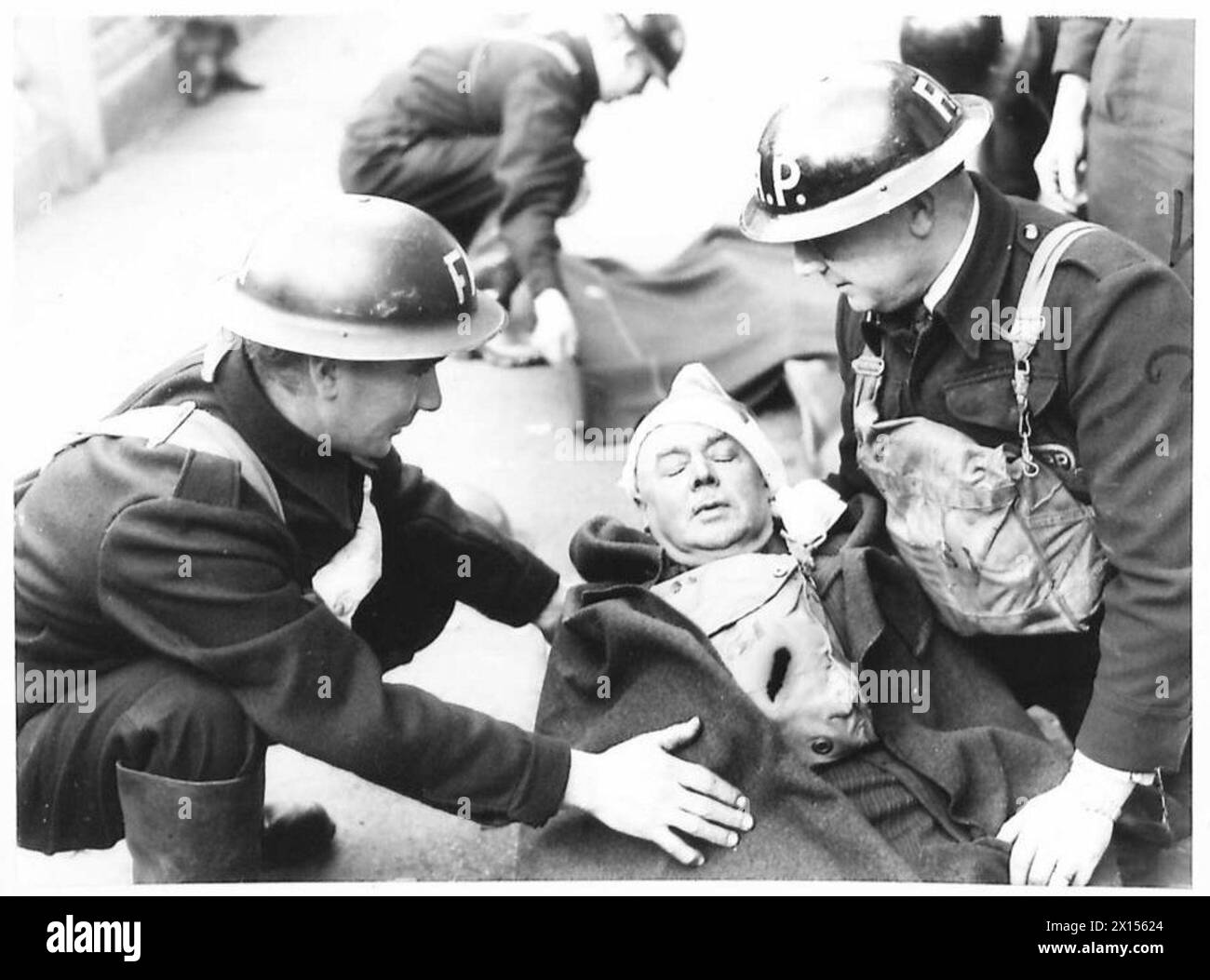 Le maire de Canterbury est soigné par le personnel de l'ARP sur une civière après avoir été blessé lors d'une attaque, British Army. Banque D'Images