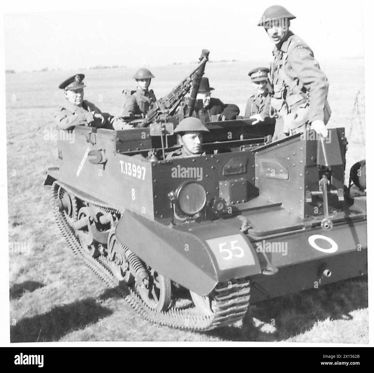Le premier ministre et le général Marshall montent dans un Bren Carrier tout en inspectant les troupes lors d'une fausse bataille. Banque D'Images