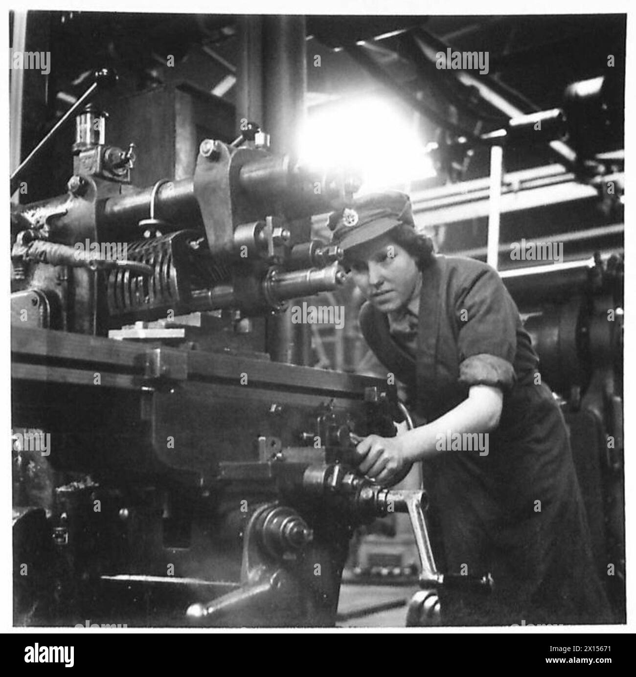 ATS Ordnance Worker Pte. Kathleen Parsons exploite une fraiseuse horizontale dans un atelier de l'armée britannique. Banque D'Images