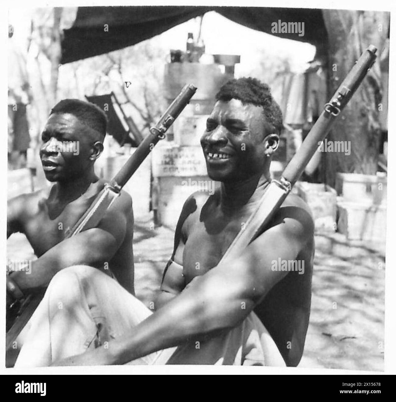 Les membres des King's African Rifles (KAR) sont photographiés dans le camp lors de leur déploiement sur le front du Kenya. Le KAR, un régiment des Forces auxiliaires coloniales britanniques, a été levé des colonies britanniques d'Afrique de l'est et a principalement effectué des tâches de sécurité intérieure dans ces colonies. Banque D'Images