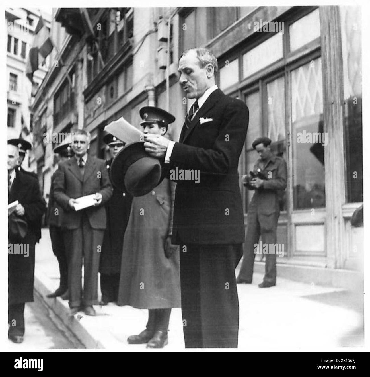 Le maire d'Athènes lit un discours lors de la cérémonie de changement de nom de Stadium Street, avec le personnel de l'armée britannique présent pour observer. Banque D'Images Le maire d'Athènes lit un discours lors de la cérémonie de changement de nom de Stadium Street, avec le personnel de l'armée britannique présent pour observer. Banque D'Images