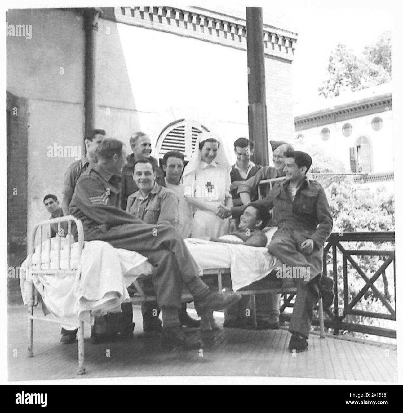 (LIBÉRATION) SCÈNES À ROME - blessés sud-africains et britanniques qui ont été faits prisonniers à Tobrk il y a deux ans à l'hôpital de la ville. Les Allemands ont essayé de les faire emmener dans un camp de P.O.W. en Allemagne, mais l'infirmière italienne sur la photo sœur Teresa Armellini , Countesa D'Perez, les a cachés à l'hôpital pendant neuf mois. Ils sont vus groupés autour d'un de leurs numéros qui est encore confiné au lit, heureux une fois de plus d'être des hommes libres de l'armée britannique Banque D'Images