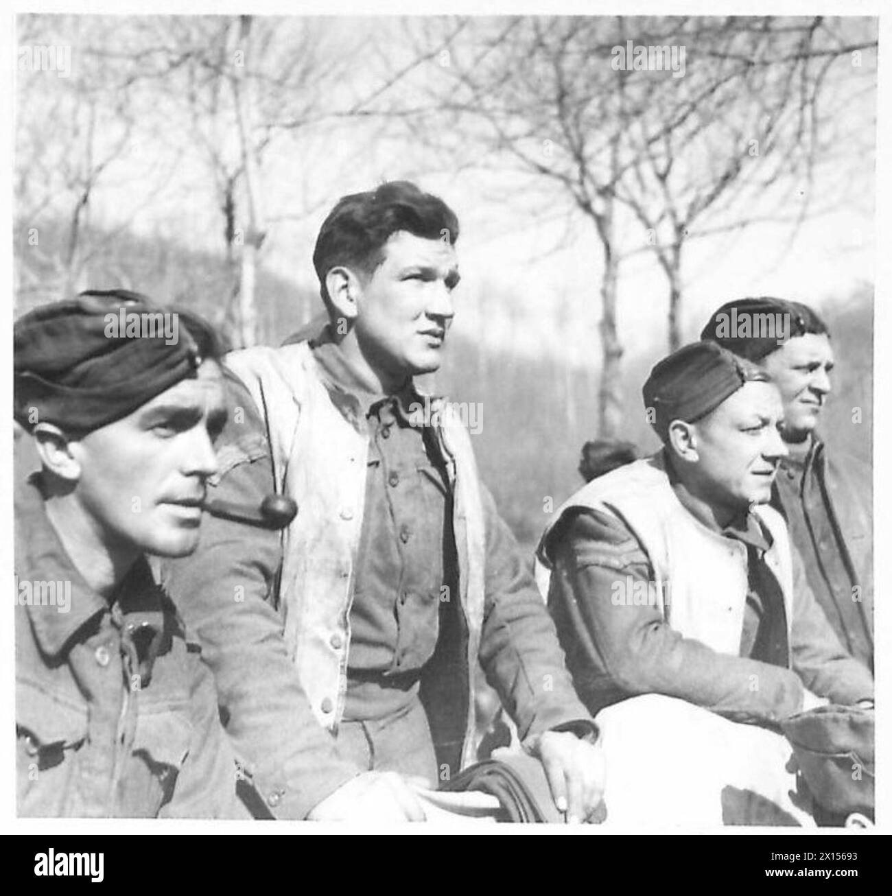 Les soldats participant à une session de formation de l'armée italienne écoutent attentivement et se concentrent sur le sujet en discussion. Banque D'Images