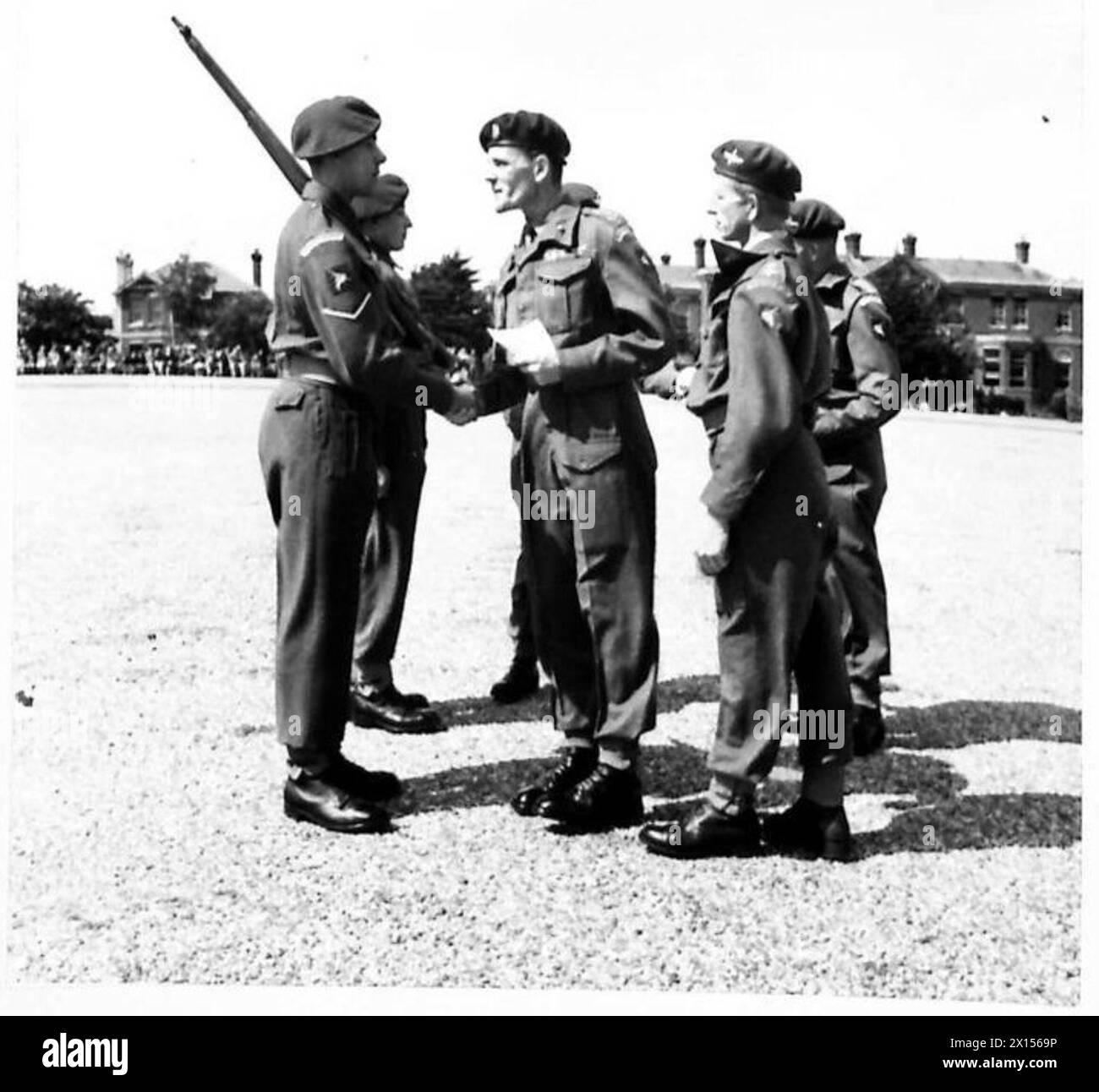 DÉFILÉ D'ÉVANOUISSEMENT : RÉGIMENT DE PARACHUTISTES NO.1, I.T.C. - le caporal H.Cordrey reçoit le prix Browning du brigadier S.J.L. Hill, DSO., MC., en reconnaissance de son meilleur stagiaire dans 'A' Coy., régiment de parachutistes no.1, I.T.C British Army Banque D'Images