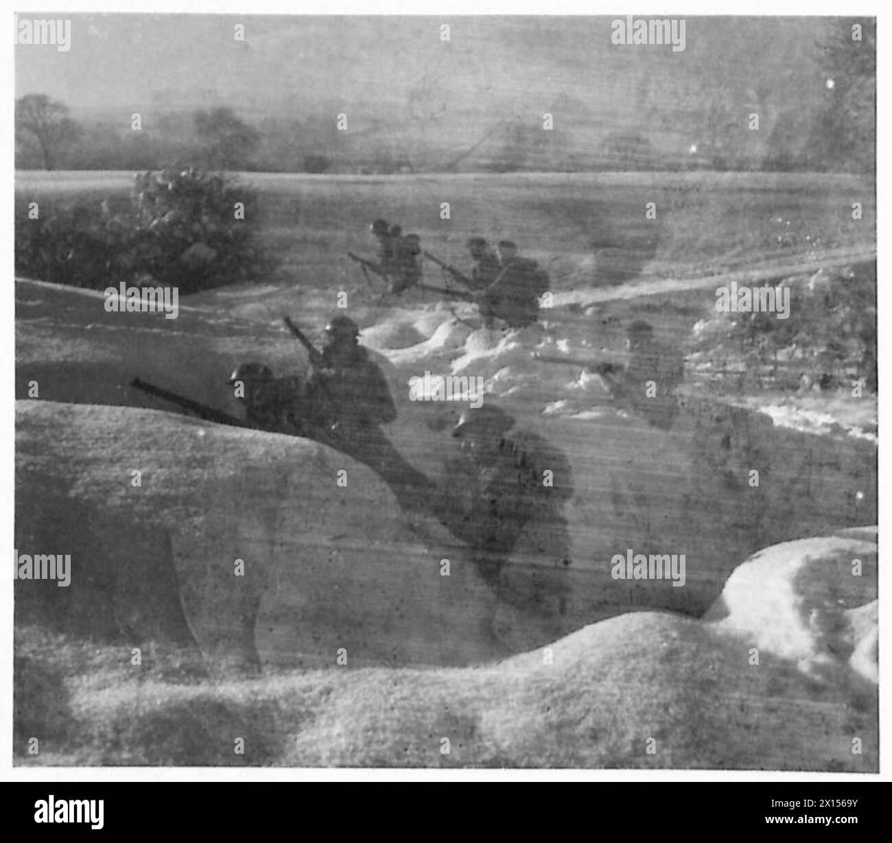 Une patrouille de l'armée britannique avance dans la neige profonde, démontrant des opérations hivernales et des mouvements sur des terrains difficiles. Banque D'Images