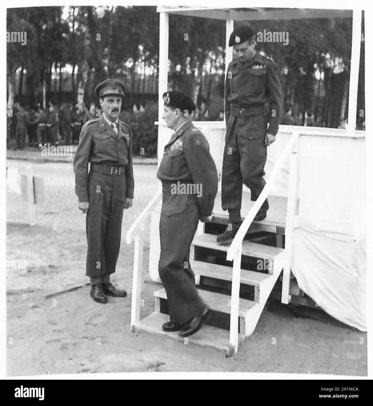 Le maréchal Montgomery, en tant que colonel commandant du régiment de chars, quitte la base de salutations à la suite d'un examen militaire avec l'armée britannique du Rhin. Banque D'Images