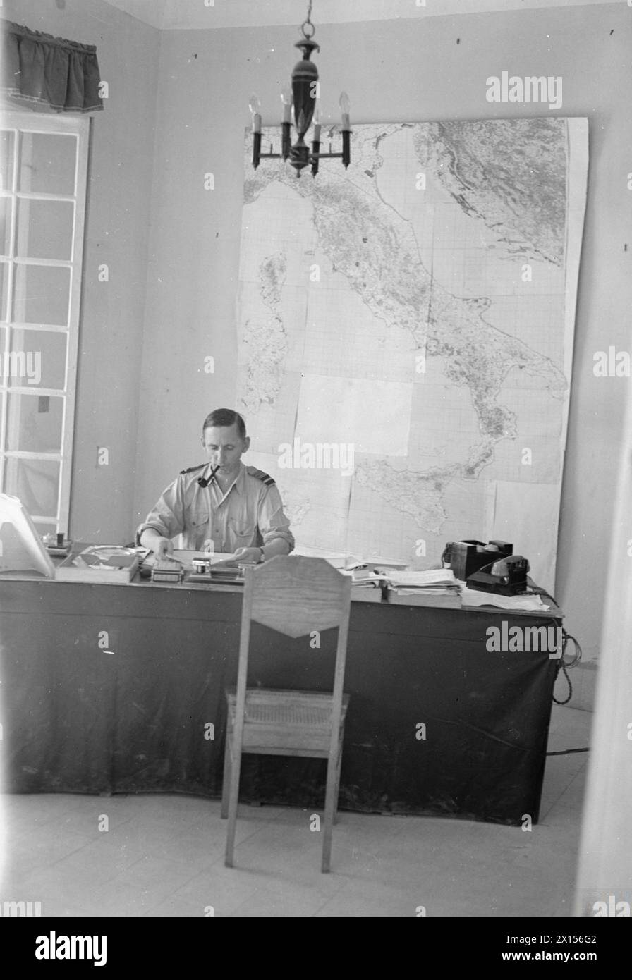 FORCE AÉRIENNE ROYALE : ITALIE, BALKANS ET EUROPE DU SUD-EST, 1942-1945. - Le maréchal en chef Sir Arthur Tedder, commandant en chef du Commandement aérien méditerranéen, au travail dans son bureau peu meublé dans sa villa à la Marsa, Tunisie Tedder, Arthur William Banque D'Images