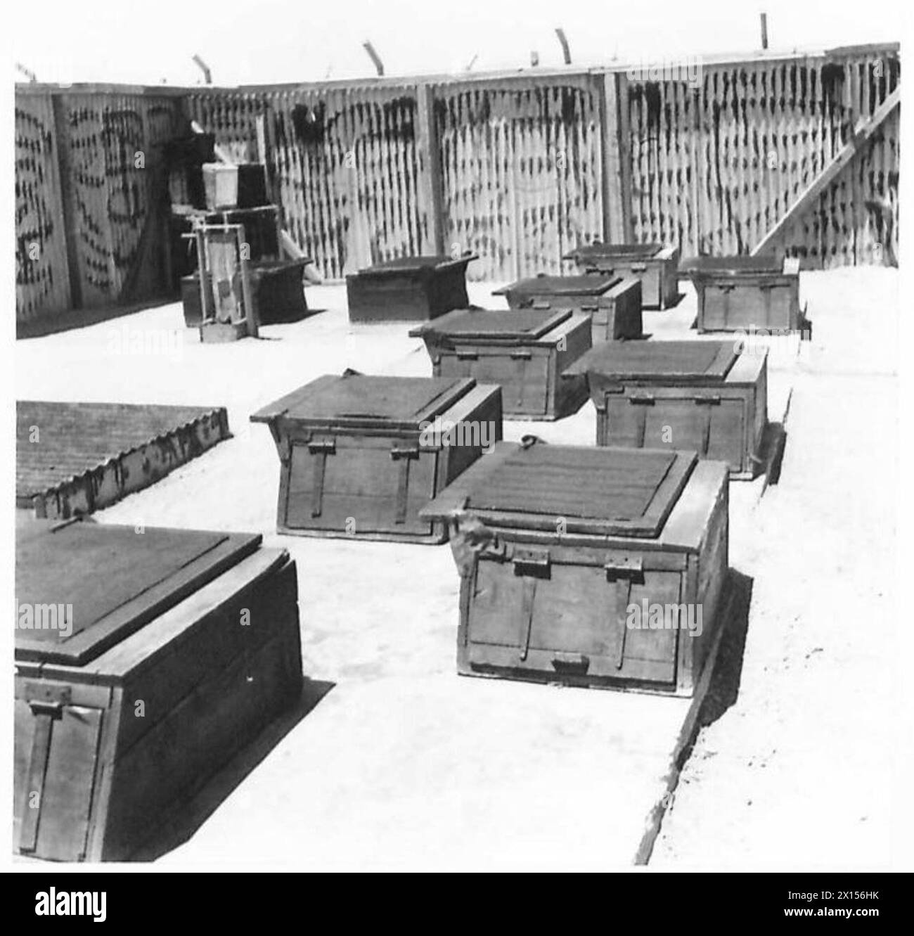 Le camp pour prisonniers en Libye comprend des latrines, illustrant les installations sanitaires et la gestion de la vie quotidienne sous la supervision de l'armée britannique pendant la seconde Guerre mondiale Banque D'Images