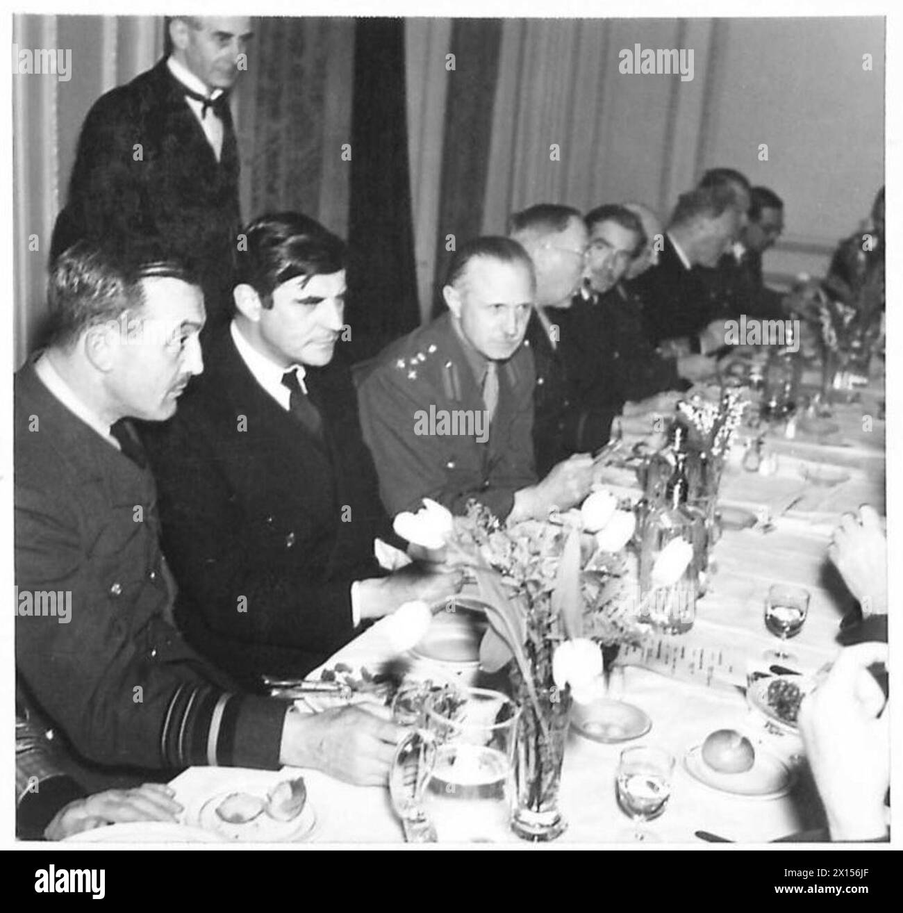 RT. Hon. Anthony Eden s'adresse aux officiels lors d'un dîner de coopération anglo-américaine organisé par l'armée britannique. Banque D'Images