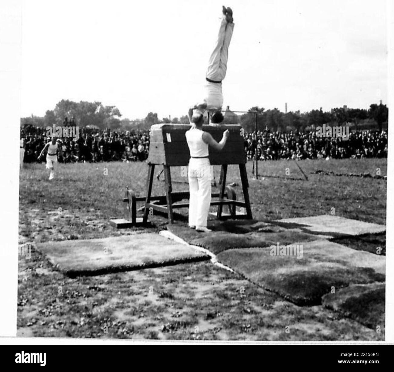 Les membres de l'équipe d'entraînement physique font une démonstration militaire sur un terrain de loisirs pour les travailleurs civils. Banque D'Images