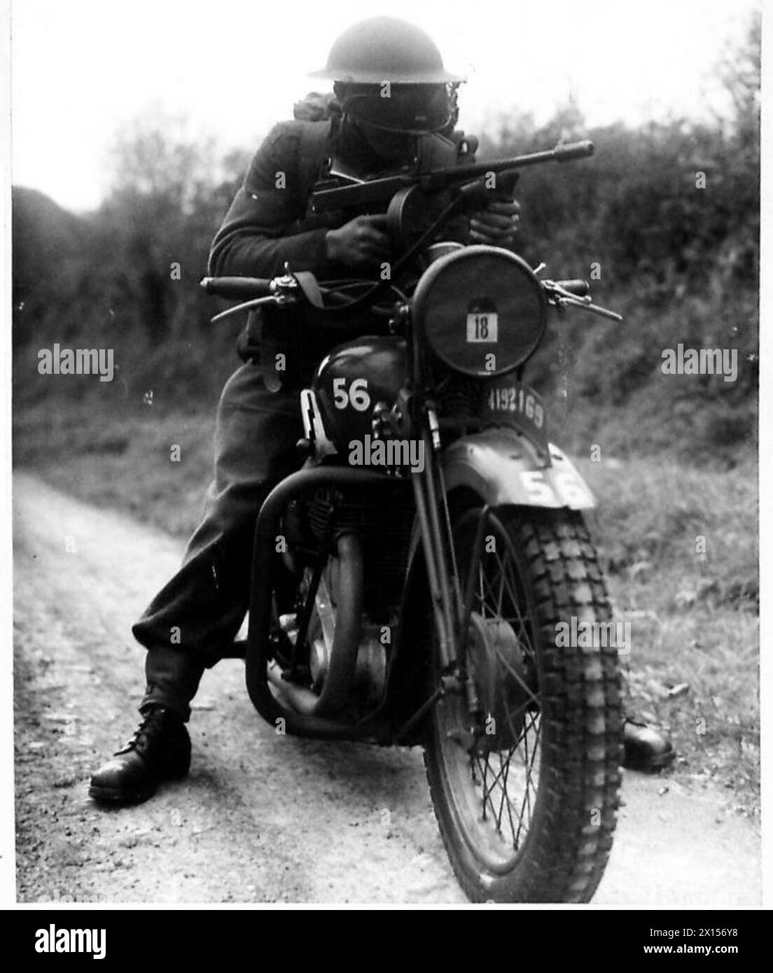 Un motocycliste des Royal Fusiliers au pays de Galles est équipé d'un pistolet Tommy et d'une visière de protection oculaire expérimentale pendant les exercices militaires. Banque D'Images