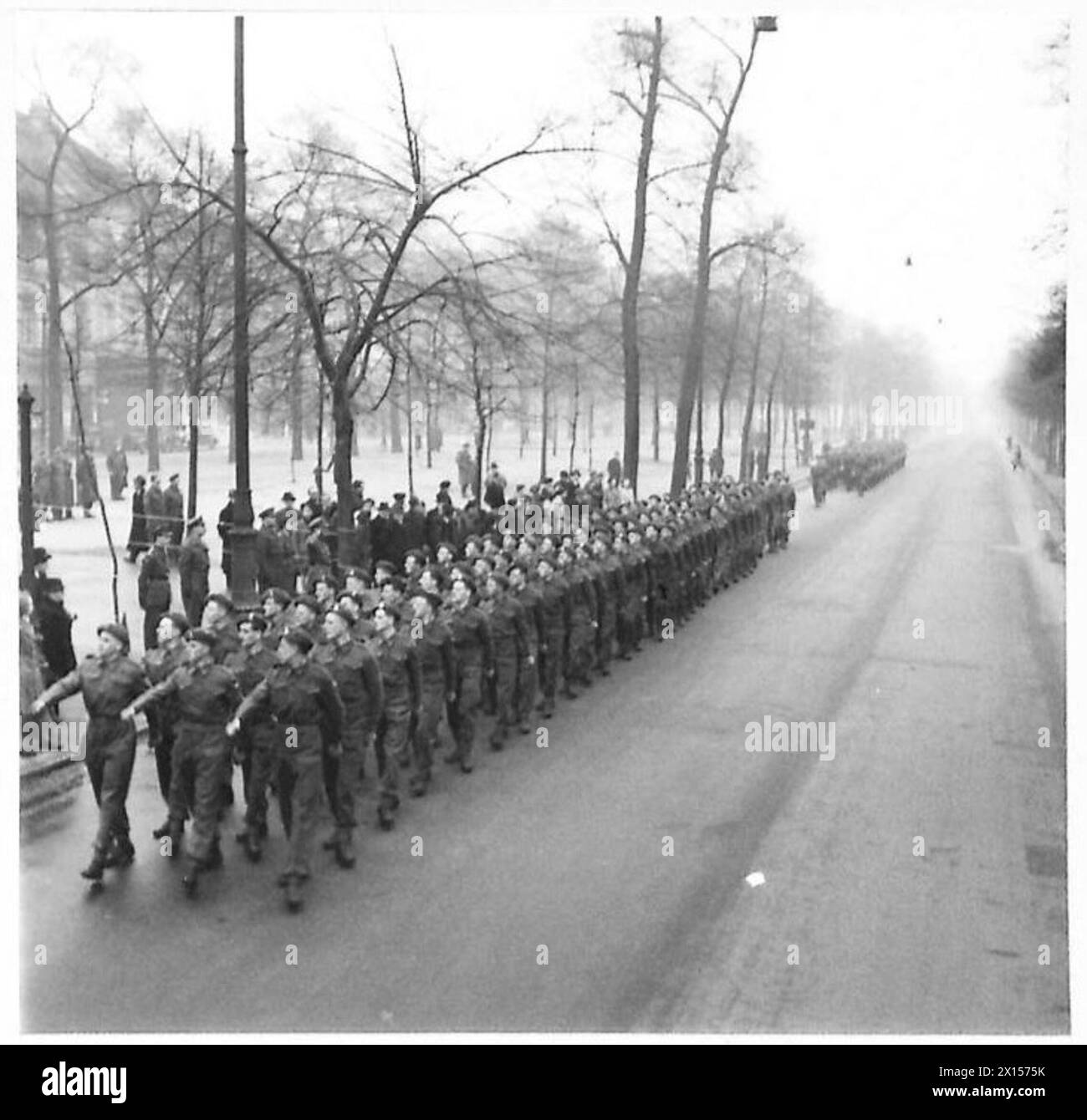 Le Royal signale que les troupes défilent tout en prenant le salut lors d'un défilé militaire officiel de l'armée britannique, 21e groupe d'armées. Banque D'Images