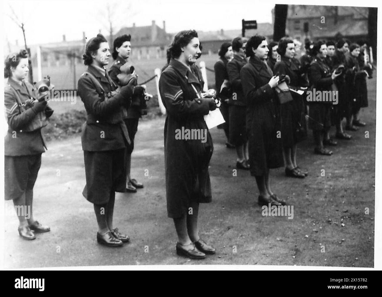 Les membres du Service territorial auxiliaire effectuent un exercice de masque à gaz dans le cadre des exercices d'entraînement de l'armée britannique. Banque D'Images